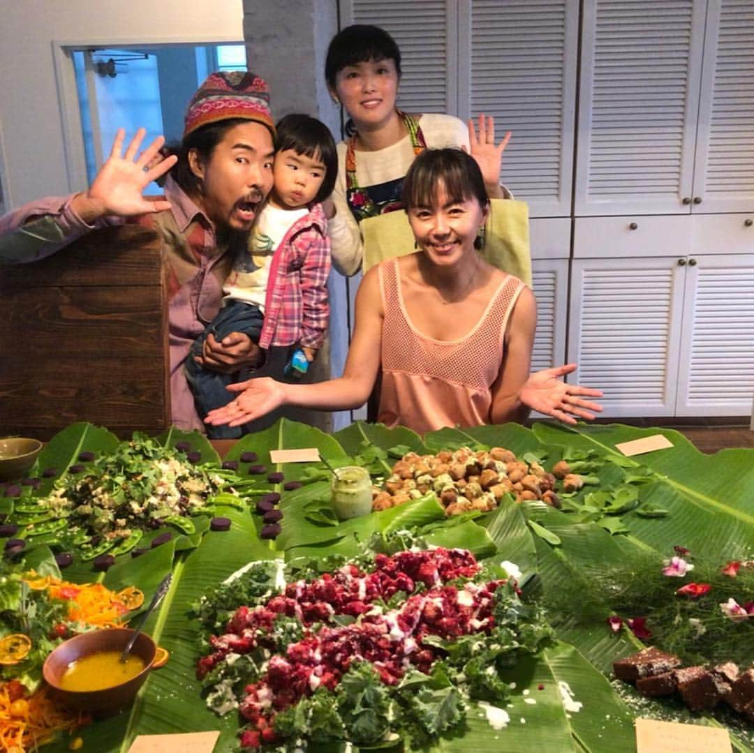 田中律子さんのインスタグラム写真 - (田中律子Instagram)「彰&律子沖縄満喫リトリップ🌴 私のヨガの師匠と我が家でリトリップ3日間、最幸に濃い時間を16人で過ごしました😌 初日の夜は @asamianimism の これまた最高に美味しく色も綺麗で目にも身体にもいいベジ料理❤️ヨガでガッツリ身体を動かして、お野菜の美味しいお料理🌞みなさん、とってもよろこんでくれました✨あさみちゃんありがとう🙏  #mermawmem  #ベジ料理 #リトリップ #okinawa #yoga #mysweethome」3月25日 16時22分 - ri2kotanaka