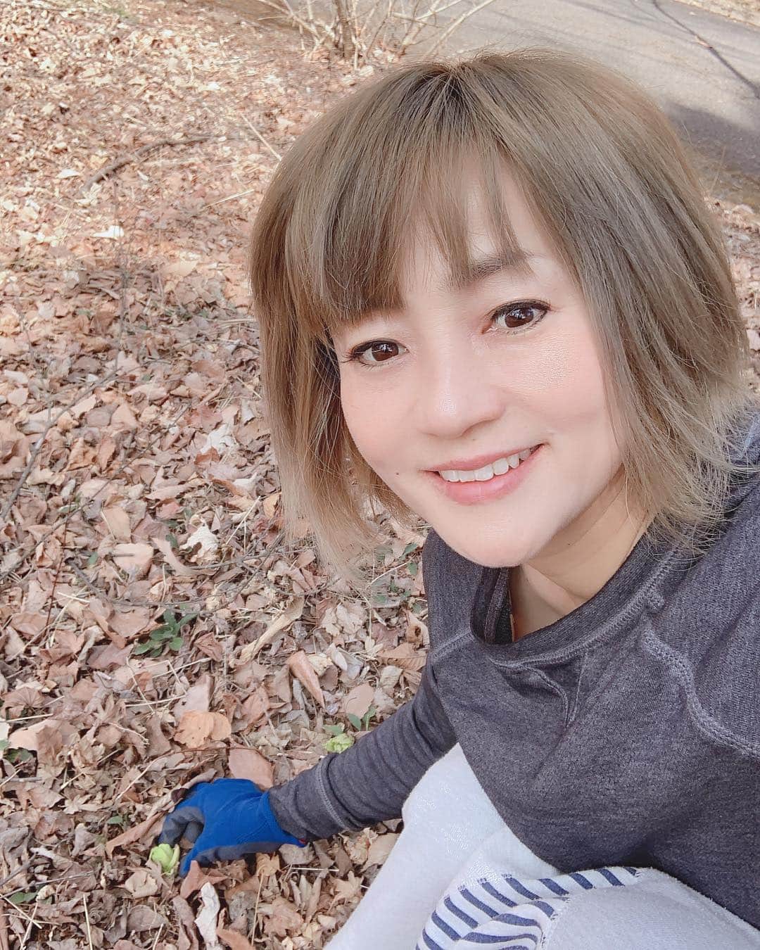 橋本志穂さんのインスタグラム写真 - (橋本志穂Instagram)「庭で見つけた春 フキノトウが顔を出しました。 まだ小さいなぁと思ったのですが、花が開き始めてる。 今年のフキノトウは 小さいままのようです。 雪が少なかったから？ 少ないけど、 刻んでパスタに入れて ご近所さんに声かけて ランチしました  採れたて新鮮なフキノトウ 贅沢な気分です」3月25日 16時29分 - shihohashimoto3