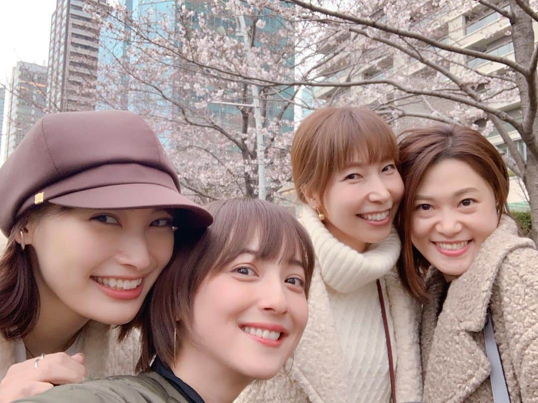 大政絢さんのインスタグラム写真 - (大政絢Instagram)「東京の桜ももう少しで満開🌸 この日は寒かったのでコートを着て行ったらみんな @intimite_onemile のコートを🧥今年の冬はたくさんお世話になりました！ #いつもの人々#佐々木希 さん#高橋里帆 さん」3月25日 16時29分 - aya_omasa_official
