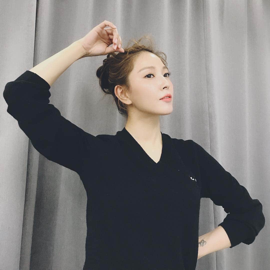 BoAのインスタグラム：「🤔」