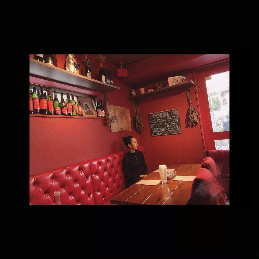 辻やすこさんのインスタグラム写真 - (辻やすこInstagram)「赤い空間💋💄 赤と黒の配色が大好き❤  #red#black#restaurant#french#frenchcuisine#tokyo#instagram#東京#赤#黒#空間#大好き#配色#赤と黒#フレンチ#料理」3月25日 16時43分 - yasupytsuji