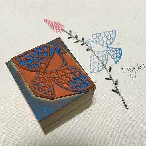 手紙社さんのインスタグラム写真 - (手紙社Instagram)「【『手紙社の「こどもの日」』出展者紹介：えほんの森③  福田利之】 今回のイベント『手紙社の「こどもの日」』のメインビジュアルも手がけてくれた、イラストレーター・福田利之さん。装画や雑誌の挿絵、絵本、ポスターをはじめ、文房具、食器、コーヒーのラベルやお菓子のパッケージ、ブランドのロゴなど幅広く活躍されているので、その作品を目にしたことのある方も多いのではないでしょうか。ノスタルジックな愛らしさを持ちながらも、どこか色気や、淋しさ、そして時に、どきっとさせられる特有の“毒”を含んだ福田さんのイラストは、心の琴線に触れる力を持っています。27日（土）はステージにて、出版されたばかりの絵本『ねずみのシーモア』の読み聞かせと、サイン会も開催予定です。そして28日（日）は福田さんと一緒にオリジナルのバッグを作るワークショップも行ってくれますよ。福田さんと直接お話しできる機会を楽しみに、会場へお越しくださいね。 . ▶︎詳細は「@kodomonohi2019」プロフィールのリンク→shop index「福田利之」へ -------------------------------------------- 【開催概要】 手紙社の「こどもの日」 開催日：2019年4月27日（土）/ 28日（日） 時間：10:00-17:00 会場：東京都立産業貿易センター 台東館 7F 展示室 （〒111-0033 東京都台東区花川戸2-6-5） アクセス：東京メトロ（銀座線）浅草駅から徒歩5分/都営浅草線（地下鉄）浅草駅から徒歩8分 入場料：500円　※ 1歳以下無料 -------------------------------------------- #手紙社 #手紙舎 #tegamisha #手紙社のこどもの日 #こどもの日 #こどものいる暮らし #えほん #おもちゃ #マーケット #ワークショップ #ワークショップイベント  #赤ちゃん #親子時間 #親子イベント #おやこイベント #親子ワークショップ #キッズ #キッズイベント #キッズスペース #キッズアート #イベント情報 #こどもとおでかけ  #こどもとつくる #こどもと暮らす #こどもとあそぶ  #福田利之 #toshiyukifukuda #イラストレーション #イラストレーター」3月25日 16時37分 - tegamisha