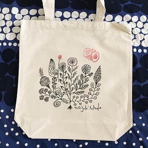 手紙社さんのインスタグラム写真 - (手紙社Instagram)「【『手紙社の「こどもの日」』出展者紹介：えほんの森③  福田利之】 今回のイベント『手紙社の「こどもの日」』のメインビジュアルも手がけてくれた、イラストレーター・福田利之さん。装画や雑誌の挿絵、絵本、ポスターをはじめ、文房具、食器、コーヒーのラベルやお菓子のパッケージ、ブランドのロゴなど幅広く活躍されているので、その作品を目にしたことのある方も多いのではないでしょうか。ノスタルジックな愛らしさを持ちながらも、どこか色気や、淋しさ、そして時に、どきっとさせられる特有の“毒”を含んだ福田さんのイラストは、心の琴線に触れる力を持っています。27日（土）はステージにて、出版されたばかりの絵本『ねずみのシーモア』の読み聞かせと、サイン会も開催予定です。そして28日（日）は福田さんと一緒にオリジナルのバッグを作るワークショップも行ってくれますよ。福田さんと直接お話しできる機会を楽しみに、会場へお越しくださいね。 . ▶︎詳細は「@kodomonohi2019」プロフィールのリンク→shop index「福田利之」へ -------------------------------------------- 【開催概要】 手紙社の「こどもの日」 開催日：2019年4月27日（土）/ 28日（日） 時間：10:00-17:00 会場：東京都立産業貿易センター 台東館 7F 展示室 （〒111-0033 東京都台東区花川戸2-6-5） アクセス：東京メトロ（銀座線）浅草駅から徒歩5分/都営浅草線（地下鉄）浅草駅から徒歩8分 入場料：500円　※ 1歳以下無料 -------------------------------------------- #手紙社 #手紙舎 #tegamisha #手紙社のこどもの日 #こどもの日 #こどものいる暮らし #えほん #おもちゃ #マーケット #ワークショップ #ワークショップイベント  #赤ちゃん #親子時間 #親子イベント #おやこイベント #親子ワークショップ #キッズ #キッズイベント #キッズスペース #キッズアート #イベント情報 #こどもとおでかけ  #こどもとつくる #こどもと暮らす #こどもとあそぶ  #福田利之 #toshiyukifukuda #イラストレーション #イラストレーター」3月25日 16時37分 - tegamisha