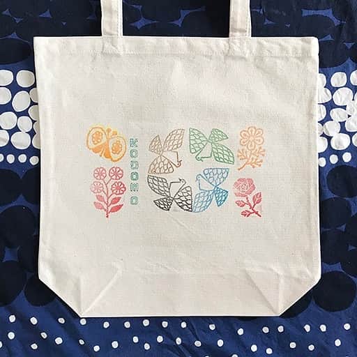 手紙社さんのインスタグラム写真 - (手紙社Instagram)「【『手紙社の「こどもの日」』出展者紹介：えほんの森③  福田利之】 今回のイベント『手紙社の「こどもの日」』のメインビジュアルも手がけてくれた、イラストレーター・福田利之さん。装画や雑誌の挿絵、絵本、ポスターをはじめ、文房具、食器、コーヒーのラベルやお菓子のパッケージ、ブランドのロゴなど幅広く活躍されているので、その作品を目にしたことのある方も多いのではないでしょうか。ノスタルジックな愛らしさを持ちながらも、どこか色気や、淋しさ、そして時に、どきっとさせられる特有の“毒”を含んだ福田さんのイラストは、心の琴線に触れる力を持っています。27日（土）はステージにて、出版されたばかりの絵本『ねずみのシーモア』の読み聞かせと、サイン会も開催予定です。そして28日（日）は福田さんと一緒にオリジナルのバッグを作るワークショップも行ってくれますよ。福田さんと直接お話しできる機会を楽しみに、会場へお越しくださいね。 . ▶︎詳細は「@kodomonohi2019」プロフィールのリンク→shop index「福田利之」へ -------------------------------------------- 【開催概要】 手紙社の「こどもの日」 開催日：2019年4月27日（土）/ 28日（日） 時間：10:00-17:00 会場：東京都立産業貿易センター 台東館 7F 展示室 （〒111-0033 東京都台東区花川戸2-6-5） アクセス：東京メトロ（銀座線）浅草駅から徒歩5分/都営浅草線（地下鉄）浅草駅から徒歩8分 入場料：500円　※ 1歳以下無料 -------------------------------------------- #手紙社 #手紙舎 #tegamisha #手紙社のこどもの日 #こどもの日 #こどものいる暮らし #えほん #おもちゃ #マーケット #ワークショップ #ワークショップイベント  #赤ちゃん #親子時間 #親子イベント #おやこイベント #親子ワークショップ #キッズ #キッズイベント #キッズスペース #キッズアート #イベント情報 #こどもとおでかけ  #こどもとつくる #こどもと暮らす #こどもとあそぶ  #福田利之 #toshiyukifukuda #イラストレーション #イラストレーター」3月25日 16時37分 - tegamisha