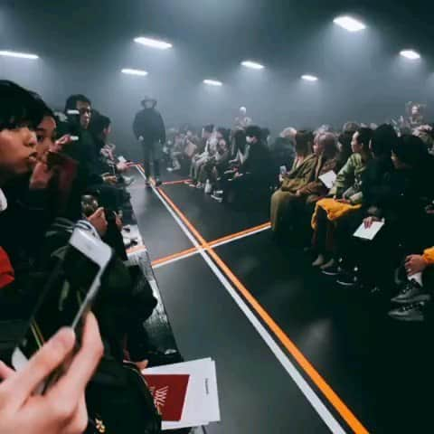 80KIDZのインスタグラム：「"Jieda 19-20 aw AFW show music by 俺"  とりあえずインスタで上がってたのお借りしました。YOUTUBEにも上がりましたので良かったら是非。プロフに貼っときます。 当日インカム付けてカウントしたときの緊張が忘れられず。 1920awのテーマがレイブカルチャー。全編ショーの為に作りました。  キクノブとジエダとの出会いは10年前でそこからの友人であります。 その昔冗談でショーやるとき音楽やってよって言われてて、全部作るよ！って言ってたのが現実になったのがとてもエモいす。 おめでとう @jieda @kikunobu  @hiroyukifujita_jieda ⇂⇂のメンバーとやれてめっちゃ幸せでした。  JieDa2019AW @jieda  designer : Hiroyuki Fujita @hiroyukifujita_jieda  stylist : Lamda Takahashi @tkhslmd  hair&make : Taro Yoshida @taro6078  direction : @fumi__saka  music : Ali @alifrom80kidz  PR : Pred PR @pred_pr @h8nn7  casting : Ko Nakano @ko_nakano  FULLSHOW https://youtu.be/jhBaCjR1eFY  #80kidz」