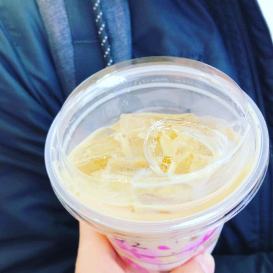 岡部玲子さんのインスタグラム写真 - (岡部玲子Instagram)「スタバのプラスチックカップ、ストロー削減とかでこんなんなってた😳 もうちょっと飲み口が小さい方が飲みやすい気がする…。 #岡部玲子 #子育て #主婦 #アラフォーママ #タレント #レポーター #スターバックス #スタバ #スターバックスラテ #桜 #日本 #mama #talent #reporter #inatagood #f4f #atarbucks #spring #sakura #japan #tokyo」3月25日 16時46分 - reiko_okabe