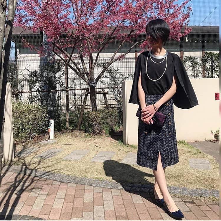 のインスタグラム：「ご卒園おめでとうござます😍✨ケープのブラウスとツイードのコーデは、春のハレの日にピッタリですね👏💕 Regram from @maakii_93 様 ・ 🔶🔸🔶🔸🔶🔸🔶🔸🔶🔸🔶🔸 ・ maakii_93 * 一昨日の落ち込み愚痴ストーリーには たくさんのDMありがとうございました🙇‍♀️ 私だけじゃ無いって思えた事と 勇気と強さがもらえました💖 ありがとうございました🙏💓 . . そして、昨日は幼稚園の卒園式🌸🌸 幼稚園入るまでは お友達と一緒に何かする事出来なかった ジャイアンで自分が1番だった そんな長男が お友達と同じ事が出来るようになって ちょっぴり優しさを覚えた幼稚園生活💖 成長に前日とは違う涙涙😭❤️ . 喘息持ちで咳の出やすい長男ですが 幼稚園大好きで3年間で1度しかお休みしなかったので 3年精勤、2年皆勤で表彰してもらえました😊💕 賞状を貰う時、ママも一緒に表彰してもらえて、 表彰される事なかなか無いし、 息子と一緒に緊張しました😂💖 スライドしていくと写真あります😝 . . #卒園式コーデ ケープスタイルブラウスに ツィードのタイトスカートを合わせました 華やかさが出るように スカートのゴールドボタンに合わせて ゴールドネックレスと パール2連ネックレスの重ねづけ💓💓 セレモニースーツでもないし、 コサージュも付けてないけど、 卒園式っぽくなってるかなぁ??💞 . . blouse #aquagarage skirt #lefacloset #レフアマストセットアップフリルアンドツィーディー  pumps #velikoko . 次のpostは今日の謝恩会コーデ❤ .  #ootd #ootd_kob #mimolletootd #mineby3mootd #ponte_fashion #mamagirl #local #今日のコーデ #2児ママ #男の子ママ #兄弟ママ #ママコーデ #春服コーデ #のっぽコーデ部 #高身長コーデ  #レフジョ #拡がれレフア #レフア高身長部 #ツイードスカート #楽天お買い物部 #ラクジョ #らくちんきれいパンプス #お洒落さんと繋がりたい #30代ファッション」