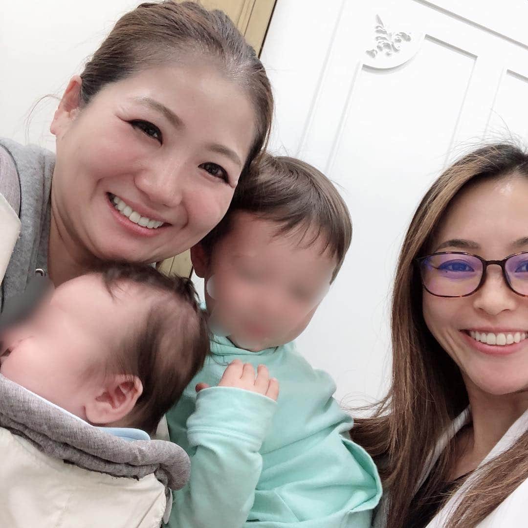 黒田愛美さんのインスタグラム写真 - (黒田愛美Instagram)「やばい‼️ 幸せすぎるひととき😇😇😇 づめちゃんand the boysが遊びに来てくれました🏥😆❣️ 可愛すぎてやばいわー‼️🥰😍 Thank you for visiting 😘 #angel #bestfriendsbabys  #美容アンチエイジング専門医 #黒田愛美」3月25日 16時54分 - kurodaaimi