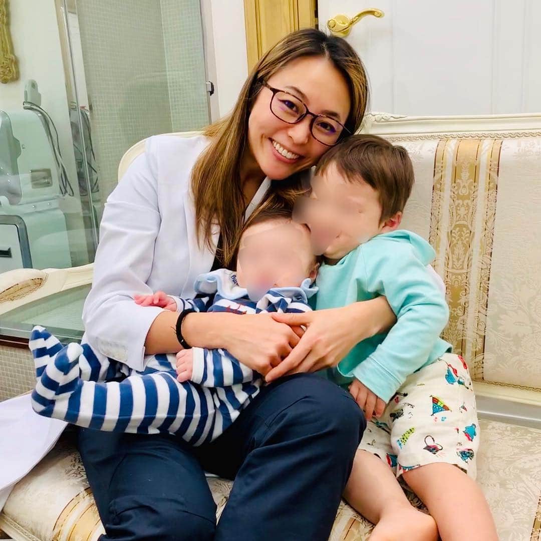 のインスタグラム：「やばい‼️ 幸せすぎるひととき😇😇😇 づめちゃんand the boysが遊びに来てくれました🏥😆❣️ 可愛すぎてやばいわー‼️🥰😍 Thank you for visiting 😘 #angel #bestfriendsbabys  #美容アンチエイジング専門医 #黒田愛美」