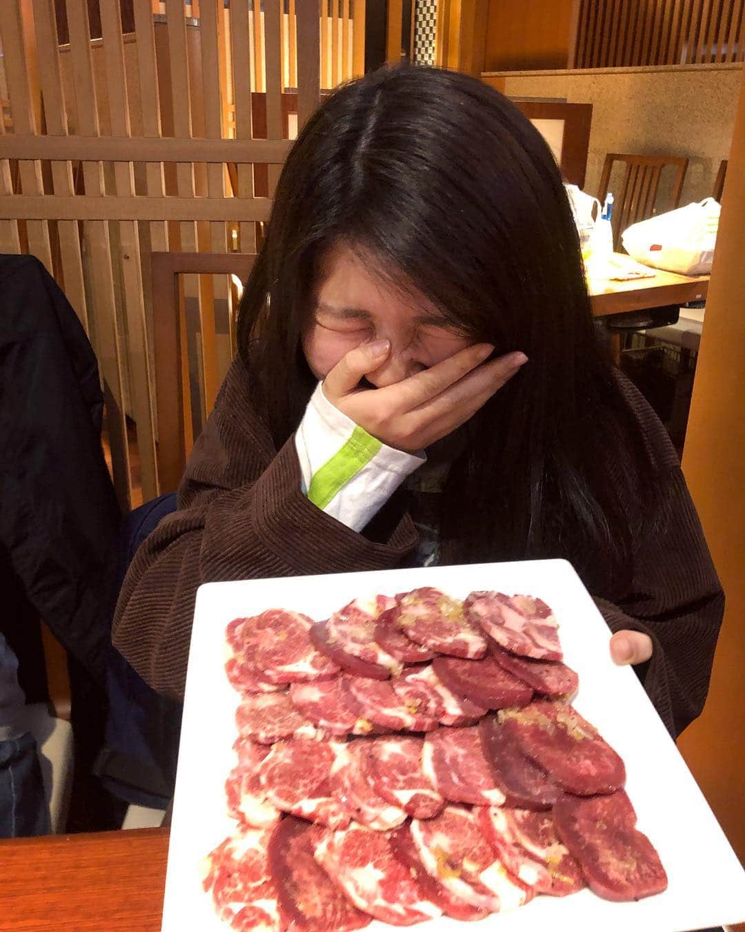 高橋愛さんのインスタグラム写真 - (高橋愛Instagram)「大好きなマネージャーさん❤️ ㅤㅤㅤㅤㅤㅤㅤㅤㅤㅤㅤㅤㅤ サプライズで お誕生日のお祝い🎂 バレなかった！ よかった！ ㅤㅤㅤㅤㅤㅤㅤㅤㅤㅤㅤㅤㅤ 21歳だって！ いいな〜😍 ㅤㅤㅤㅤㅤㅤㅤㅤㅤㅤㅤㅤㅤ #今日のめみ #bdaygirl #ばっしープレゼンツ #牛タン尽くし #いつもありがとう #感謝」3月25日 17時09分 - i_am_takahashi