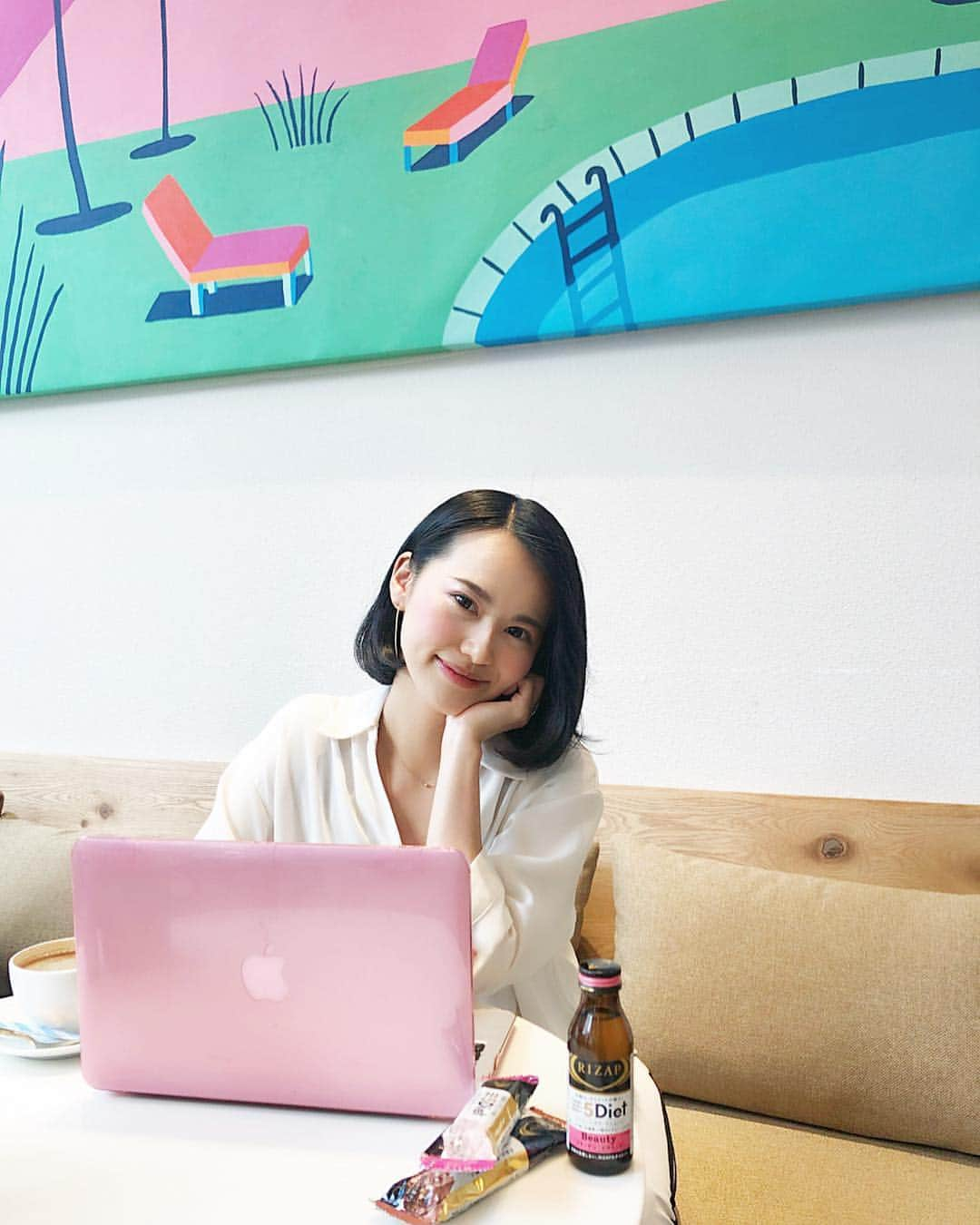 七尾エレナのインスタグラム：「今日はWeWork icebergに来たよ😆💻 仲良しのゆきなちゃんがWeWork内に forucafe @forucafe をオープンしたと聞いて ランチしに行ってきました❤️ ブリュレフレンチトーストが ほんとーーに美味しかった🥰 ＊ ランチ後はそのまま WeWork内であっちんと仕事の打ち合わせ☺️ 最近化粧品会社のプロジェクトを 一緒に担当していて 毎週のように仕事で会ってる😆❤️ ＊ スワイプ4枚目は 仕事合間のおすすめのおやつ🍭 RIZAPから発売された #5Diet !! 3食の食事に、1日2回間食を加える事で 空腹時間を短くし、急激な血糖値の上昇を抑え 太りにくいカラダにするという商品で ここ最近、仕事合間のおやつはこれ一択😋😋 全国のファミリーマートで買えるよ！ ＊ #WeWork #WeWorkiceberg #アイスバーグ #forucafe #原宿 #ブリュレフレンチトースト #RIZAP #ライザップ #5Diet #ファイブダイエット #ダイエット #PR」