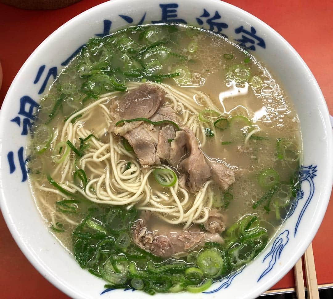 有江嘉典さんのインスタグラム写真 - (有江嘉典Instagram)「福岡ラーメン記録②元祖ラーメン長浜家  こちらもお久しぶりの家。コンマ単位の麺の太さの違いを感じながらラーメンタレで自分の塩輪郭を作り上げていく。スープは安定していた。  ①Overall picture of ramen(全体像) ②Shop front(店構え) ③Soup like a waterfall.I could confirm the oil polka dots(スープを滝のように。オイルの水玉模様を確認) ④Lift noodles.From the sea of ​​green onion(麺を持ち上げる。ネギの海から) ⑤roasted pork fillet. Visual confirmation of the feeling of movement.Fine girls(チャーシュー。躍動感を確認。細やかな少女達) ⑥After the festival.You could see a little before I got into my stomach, your name is now clearly visible(祭りの後。ストマックインする前には半分しか見えなかった君の名前が今はちゃんと見えるよ)  #福岡 #長浜ラーメン #博多ラーメン #元祖ラーメン長浜家 #ラーメン #らーめん #拉麺 #ramen #麺 #ramennoodles #instaramen #instafood」3月25日 17時07分 - yoshinori_arie