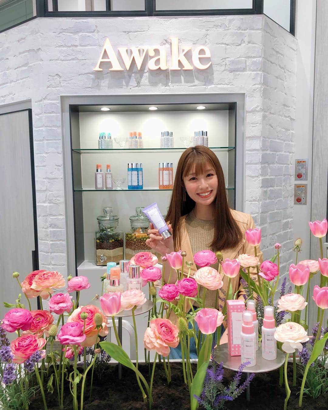 松中みなみさんのインスタグラム写真 - (松中みなみInstagram)「🌸🌷AWAKE🌷🌸 ・ ・ 大好きなAWAKEがなんと！ 原宿の東急プラザ3階に直営店がOpen😍 おめでとうございます👏✨✨ ・ ・ 早速遊びに行ってきたんだけど お花もりもり✨映え映え✨で  AWAKEのスキンケアイメージそのもの！ 〝これがAWAKEだ💐〟って空間でした😆💓←説明ヘタw ・ ・ ここのオイルが特に大好きなんだけど 自分に合うオイル#ファーマショット を 診断してくれるコーナーもあって👍❣️ ・ ・ あとは少し前にプレゼントして頂いたミストも  潤うだけじゃなく 心地よい香りで☺️🥺😚😍 ・ ・ 原宿行ったらまた物色しに行こーっと♫ ・ ・ ・ #awake #アウェイク #コスメ #awakeskin  #植物性由来 #美容オイル #ミスト化粧水  #東急プラザ表参道  #松中みなみ」3月25日 17時07分 - minami_matsunaka