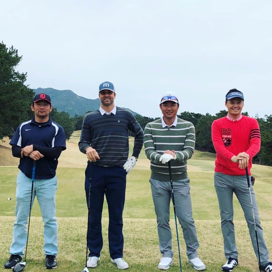 三好ジェームスのインスタグラム：「お花見golfと行きたいところでしたが、今日は風が冷たい１日！  ビッグサイズのメンバーで愉快なラウンド！  #全体的に大きい。#サファテ#攝津正#Teppei#芥屋ゴルフ倶楽部#芥屋ゴルフ#花見ゴルフはもう少し先！#糸島#福岡#ゴルフ#ホークス#ソフトバンク#プロ野球#まもなく開幕#サファテはトレーニングも兼ねてゴルフ」