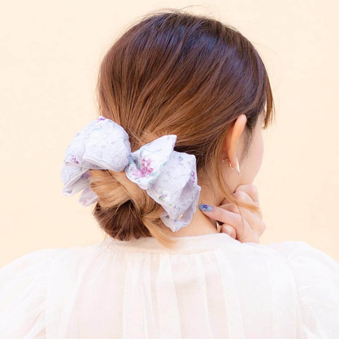 AngeBloomのインスタグラム：「そろそろ桜も開花してお花見気分ですね🌸Ange Bloomもほんのり桜色のバナナクリップが入荷していますよ🧡 ・ フラワーレースバナナクリップ パープル ・ @angebloom_official  #angebloom #アンジェブルーム #ヘアアレンジ#簡単ヘアアレンジ #バナナクリップ#プレゼント#誕生日#誕生日プレゼント#オフィススタイル#ママカジュアル#大人可愛い#パーティースタイル#結婚式コーデ#結婚式#女子会#プチプラ#hairarrange #hairaccessories #hairstyle #hairstyles #giftideas #madeinjapan」