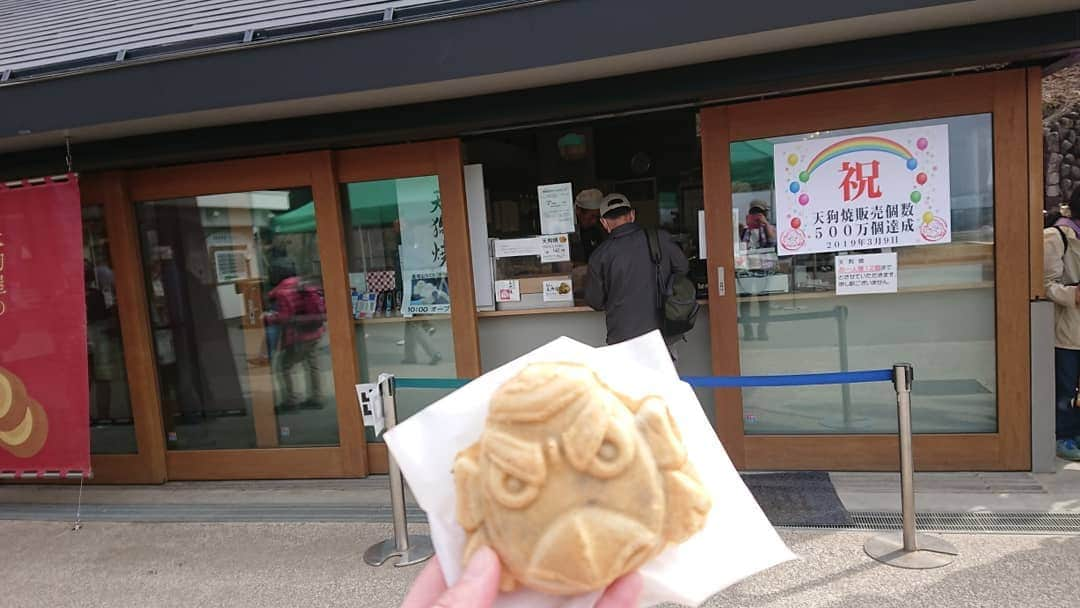 桜花さんのインスタグラム写真 - (桜花Instagram)「天狗焼き食べました🍀  やっぱり美味しい🍀  500万個達成おめでとうございマウンテン🗻☀️＼(^^)／ 遠足で来ていた幼稚園の子達に癒されのほほん🌼 #天狗焼き  #高尾山  #500万個  #山登り #山  #mountain  #mountains #mountainfor」3月25日 17時13分 - mountainohka