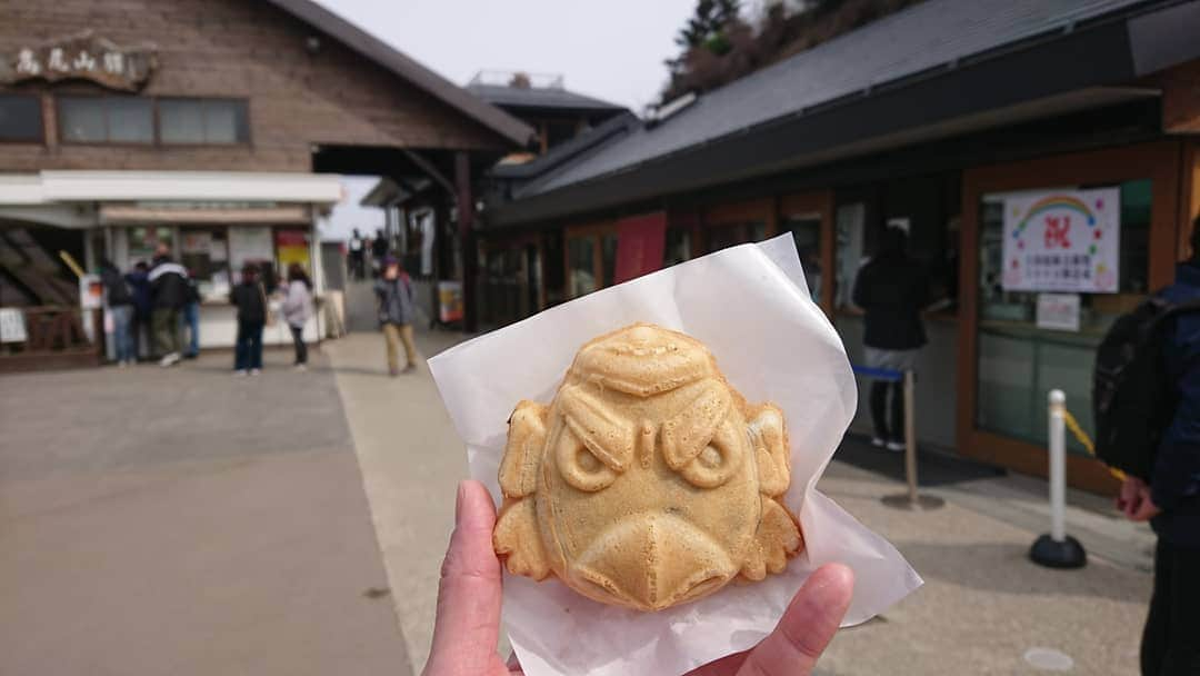 桜花さんのインスタグラム写真 - (桜花Instagram)「天狗焼き食べました🍀  やっぱり美味しい🍀  500万個達成おめでとうございマウンテン🗻☀️＼(^^)／ 遠足で来ていた幼稚園の子達に癒されのほほん🌼 #天狗焼き  #高尾山  #500万個  #山登り #山  #mountain  #mountains #mountainfor」3月25日 17時13分 - mountainohka