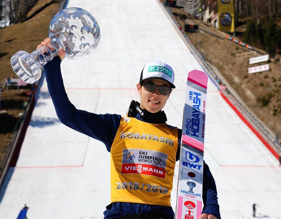 小林陵侑のインスタグラム：「このクリスタルトロフィーは 一緒に戦ってくれた選手 サポートしてくれた。会社やファン、家族、仲間。 一つでもかけていたら出来なかった事でした。 みなさん。本当にありがとうございます！ #小林陵侑 #土屋ホーム #バスクリン #スキージャンプ #感謝 #ryoyukobayashi #ワールドカップ #総合優勝 #planica」