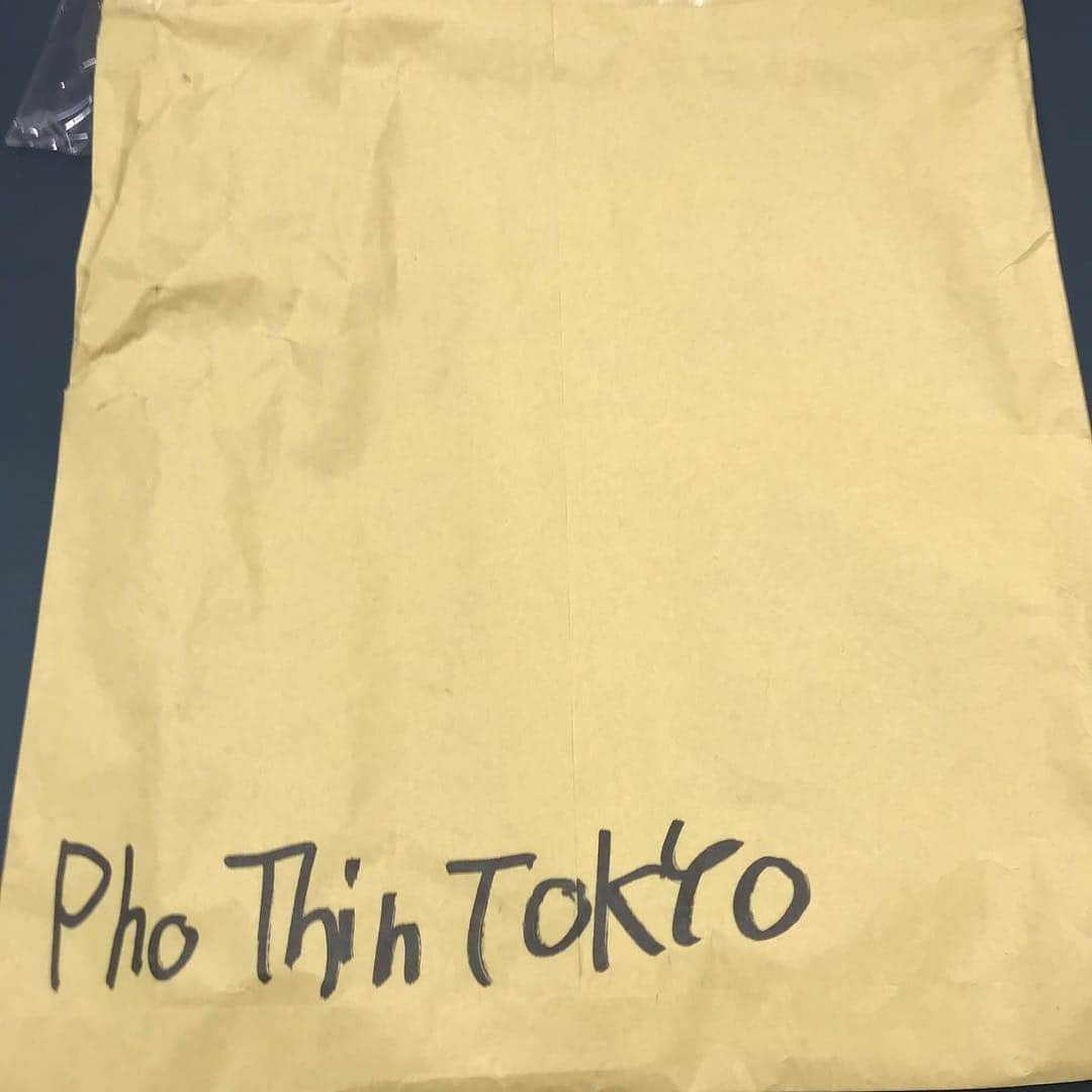 村田毅さんのインスタグラム写真 - (村田毅Instagram)「‪僕の大好きなPHO THIN TOKYOさん @pho_thin_tokyo から、Ｔシャツを送ってきていただきました！ .‬ ‪めちゃ嬉しいです、社長のすみけんさん @sumiken2 、お店の方々、 ありがとうございます😆‬ . ‪自称 PHO THIN大使として、たくさん着ます！‬ . ‪#世界一美味いフォー屋さん #phothintokyo #池袋 #自称PHOTHIN大使 ‬#サイズ #Lです #Lはキツいです笑 #でも着ます❤️」3月25日 17時25分 - tsuyoshimurata1215