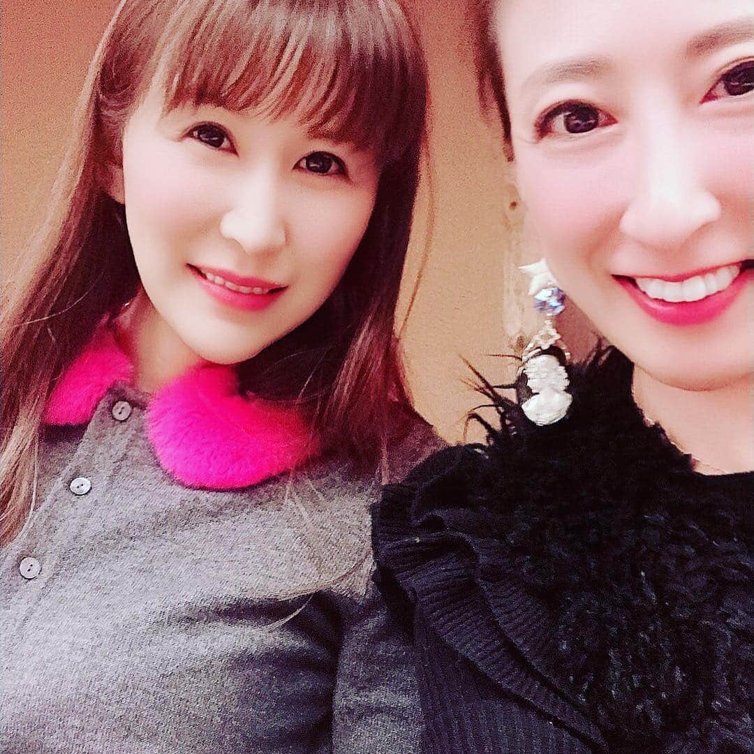 小川薫さんのインスタグラム写真 - (小川薫Instagram)「商品名や店名、何かのタイトルなど名前を付けるのが好きでよくいろんな方からご依頼を受けます😊これまで数え切れない様々な名前を考えさせてもらいました。  その一つが「PLATTY」  美容皮膚科の親友 @atsuko_yanagawa が 「美容皮膚科医だからこそ幅広い見識で本当にいいスキンケアを広めたい」という思いでスキンケアブランドを立ち上げるということでコンセプトを聞き名前を付けさせてもらいました。 「plat」には図面や地図という意味、 「platy」は広い、平ら、広げることという意味、重ねた「t」には正確に、完全にという意味があり響きもいい「PLATTY」プラッティと命名。 左からエッセンスゲルクリーム、美容液洗顔料、EFエッセンス。私も愛用していますが、美容液の入った洗顔料はさっぱりするのにしっとりした肌になり私は朝にこの洗顔料を使うとワントーン肌が明るくなります。大人気でいま完売していて次回の入荷は来月半ばだそう。 http://atsuko-shop.com 厚子先生はいま発売中の「25ans」4月号で紹介されていて同級生、家もご近所、同じ経営者、２人ともリヤドロのウィメンズアワード受賞者ということもあり共通点が多く気が合います。性格は違うけど、感覚や大切にしているものは似ているかな。 梁川クリニックには漢方医の医師もいらっしゃるので私もいろいろご相談に伺います。信頼できるクリニックがあると安心できますね💖  #salondeclover  #サロンドクローバー #小川薫 #おもてなし #おもてなし料理教室 #料理教室 #料理研究家 #テーブルコーディネート #テーブルコーディネーター  #大阪料理教室 #cookingclass  #tablesetting  #堀江 #堀江公園 #tablecoordinate #パーティーフード #おもてなし料理 #ホームパーティー #イタリア料理 #イタリアン #イタリア料理教室 #旬の食材レシピ #豊かな食卓 #丁寧な暮らし  #25ans #梁川厚子 #梁川クリニック #プラッティ」3月25日 17時26分 - salondeclover