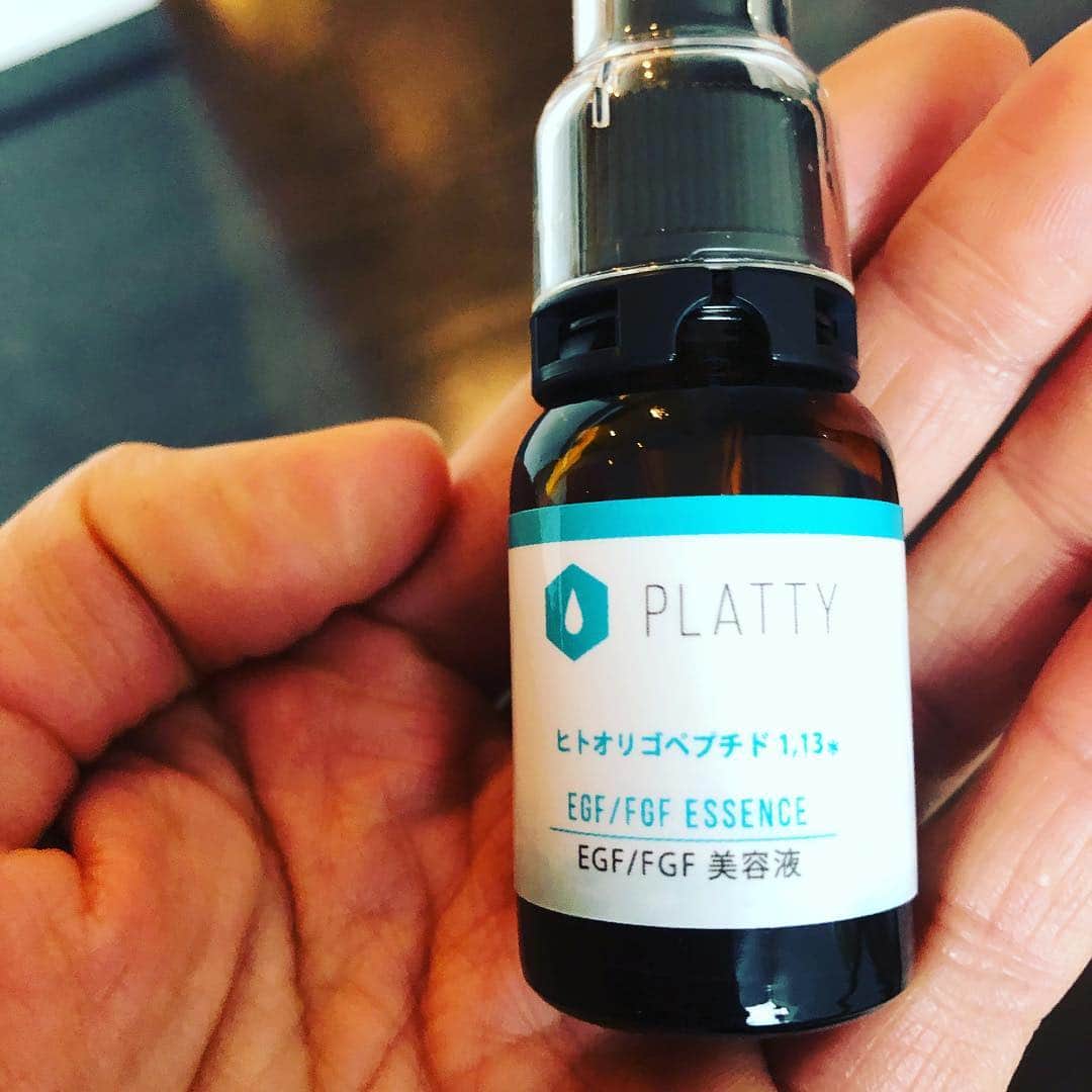 小川薫さんのインスタグラム写真 - (小川薫Instagram)「商品名や店名、何かのタイトルなど名前を付けるのが好きでよくいろんな方からご依頼を受けます😊これまで数え切れない様々な名前を考えさせてもらいました。  その一つが「PLATTY」  美容皮膚科の親友 @atsuko_yanagawa が 「美容皮膚科医だからこそ幅広い見識で本当にいいスキンケアを広めたい」という思いでスキンケアブランドを立ち上げるということでコンセプトを聞き名前を付けさせてもらいました。 「plat」には図面や地図という意味、 「platy」は広い、平ら、広げることという意味、重ねた「t」には正確に、完全にという意味があり響きもいい「PLATTY」プラッティと命名。 左からエッセンスゲルクリーム、美容液洗顔料、EFエッセンス。私も愛用していますが、美容液の入った洗顔料はさっぱりするのにしっとりした肌になり私は朝にこの洗顔料を使うとワントーン肌が明るくなります。大人気でいま完売していて次回の入荷は来月半ばだそう。 http://atsuko-shop.com 厚子先生はいま発売中の「25ans」4月号で紹介されていて同級生、家もご近所、同じ経営者、２人ともリヤドロのウィメンズアワード受賞者ということもあり共通点が多く気が合います。性格は違うけど、感覚や大切にしているものは似ているかな。 梁川クリニックには漢方医の医師もいらっしゃるので私もいろいろご相談に伺います。信頼できるクリニックがあると安心できますね💖  #salondeclover  #サロンドクローバー #小川薫 #おもてなし #おもてなし料理教室 #料理教室 #料理研究家 #テーブルコーディネート #テーブルコーディネーター  #大阪料理教室 #cookingclass  #tablesetting  #堀江 #堀江公園 #tablecoordinate #パーティーフード #おもてなし料理 #ホームパーティー #イタリア料理 #イタリアン #イタリア料理教室 #旬の食材レシピ #豊かな食卓 #丁寧な暮らし  #25ans #梁川厚子 #梁川クリニック #プラッティ」3月25日 17時26分 - salondeclover