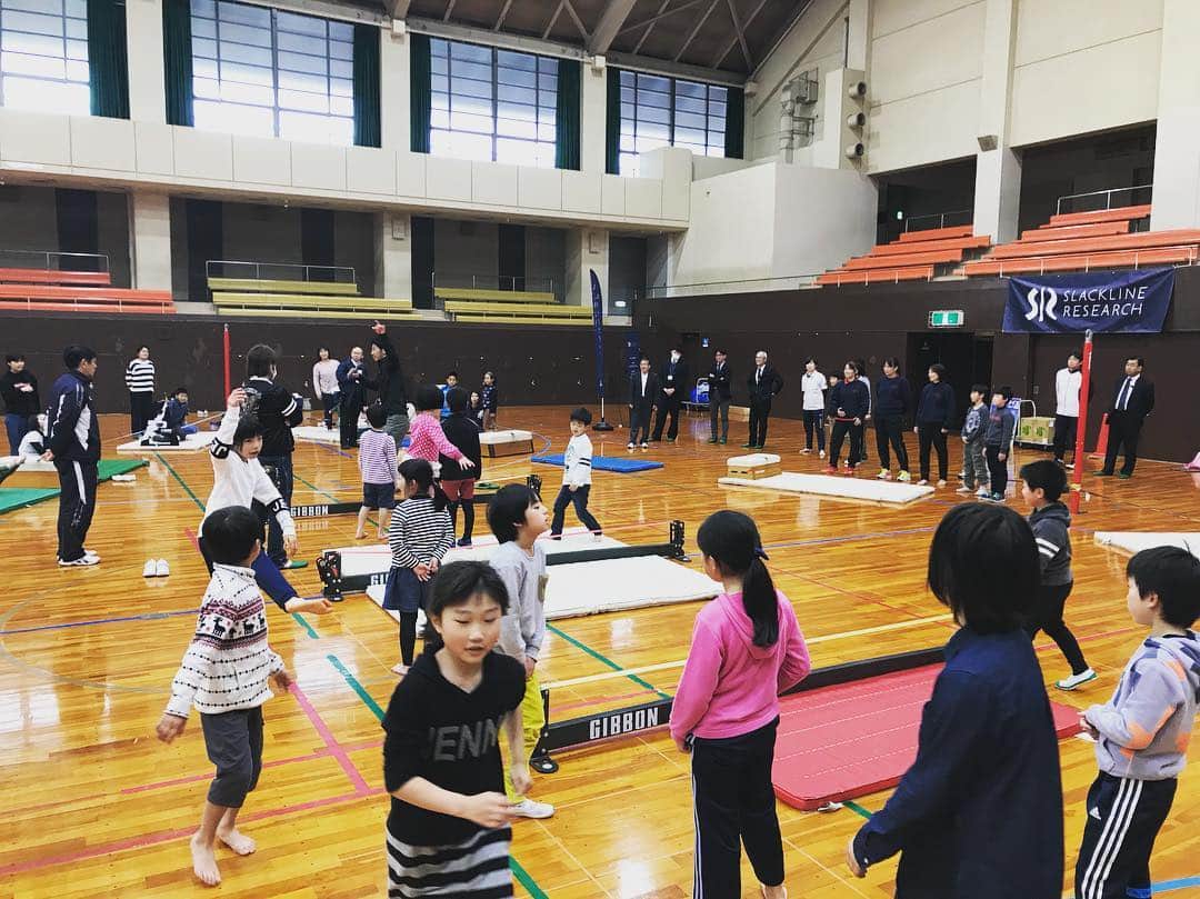 のインスタグラム：「今日はプロアスリート交流会としてご招待頂き、兵庫県赤穂市でスラックライン体験会&パフォーマンス。 沢山の人達に体験会してもらえました。  #slacklineresearch #gibbonslacklines #slacktivity #slacklife #スラックライン #スラックラインリサーチ #ギボン #スラックティビティ #イベント依頼受付中 #赤穂」