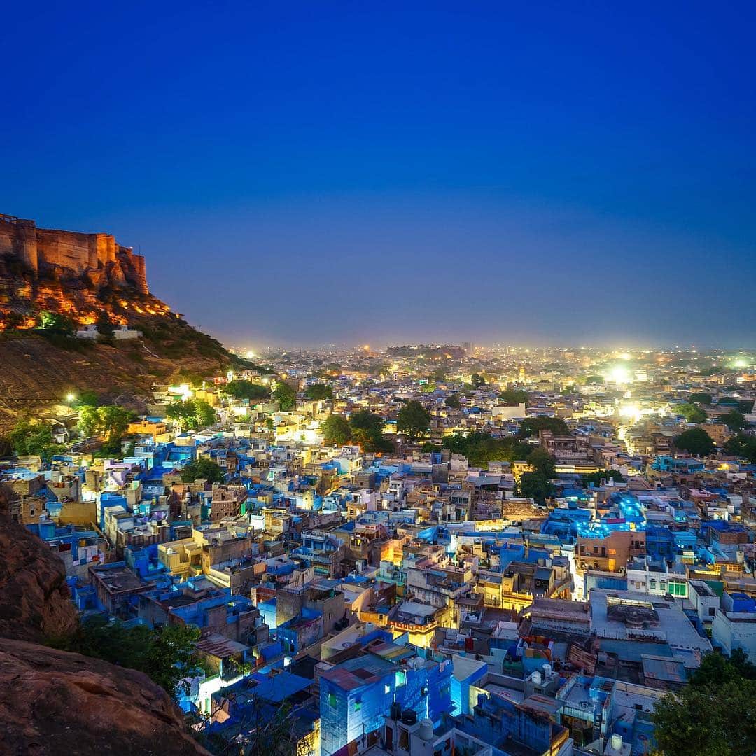 ANAさんのインスタグラム写真 - (ANAInstagram)「光り輝くブルーの街並み🌃  #anaタビキブン #インド #青い街 #インド旅行 #ラジャスタン #ジョードプル #ブルーシティ #世界一周 #旅好き #旅行 #夜景 #美しい街 #india #jodhpur #bluecity #indiatrip #beautiful  旅の思い出は「#anaタビキブン」をつけて投稿してね💙インスタやANAの各メディアでご紹介していきます✈️」3月25日 17時25分 - ana.japan