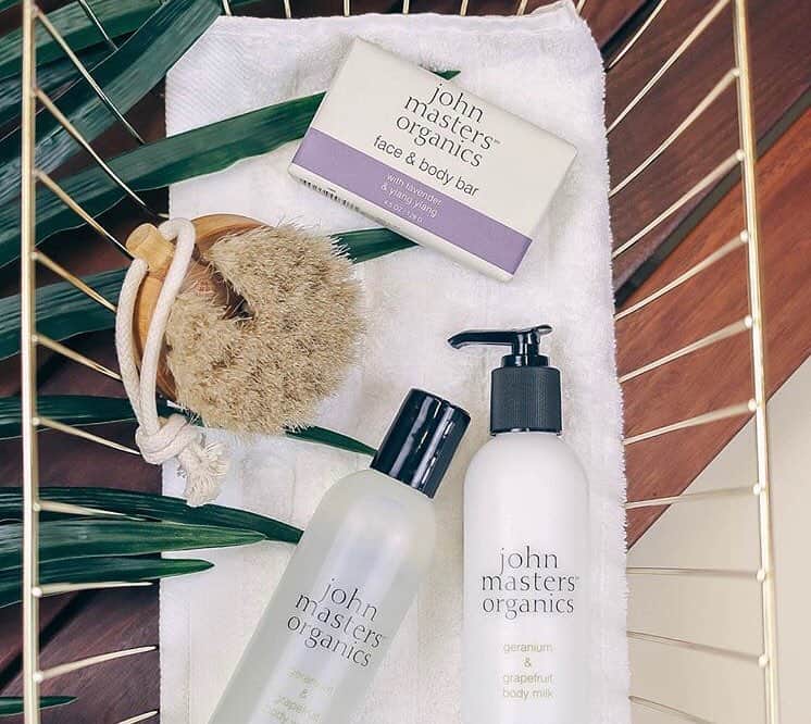 John Masters Organicsさんのインスタグラム写真 - (John Masters OrganicsInstagram)「En mandag i sådan et solskinsvejr giver både lyst og energi til en grundig cleanse af krop og sjæl 🌱  Berig din hud med næring, vitaminer og pleje med de rette økologiske remedier ✨ Det betaler sig at have sådan et sæt til rådighed på badeværelset, når kroppen for alvor skal forkæles. Hvilke body produkter er dine favoritter?」3月25日 17時28分 - johnmastersorganics_denmark
