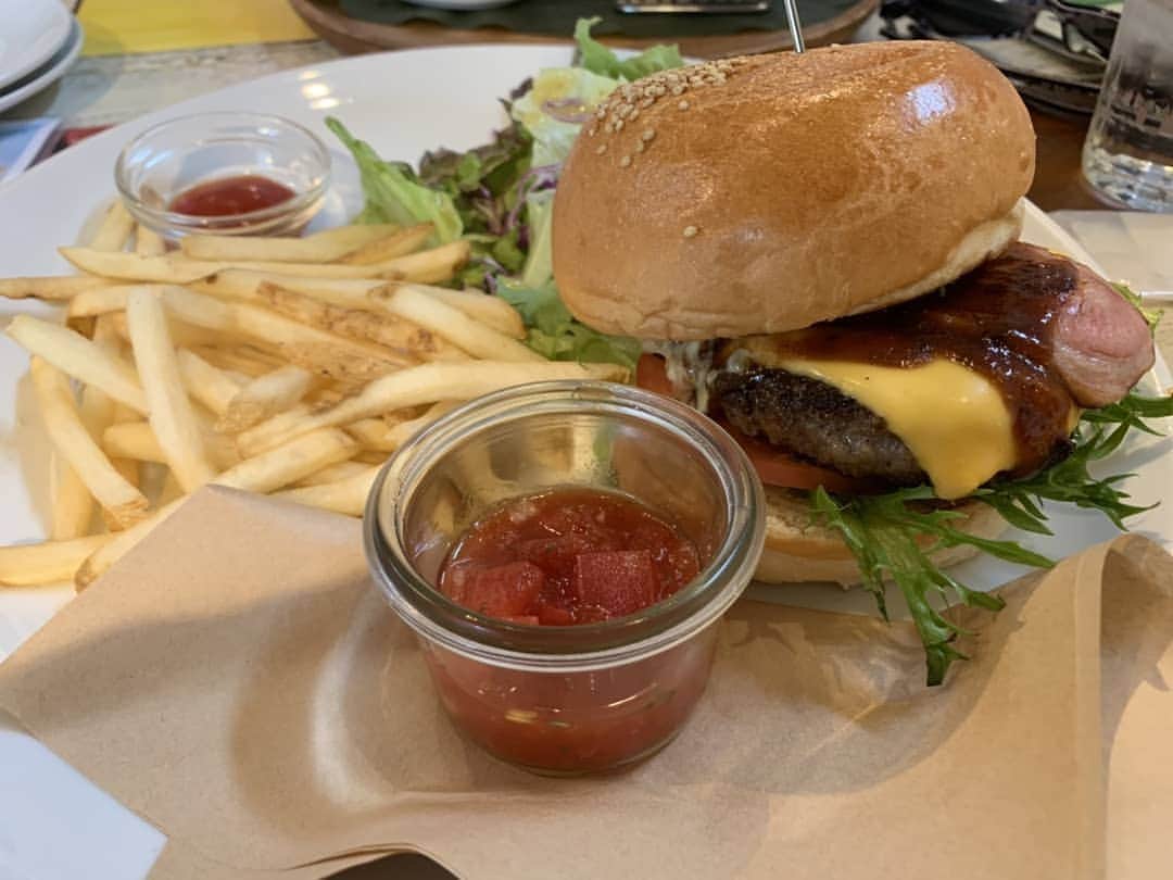 大沢文也のインスタグラム：「美味しかったぁ～  #ハンバーガー #hamburger #バーガー #軽食 #小腹が空いた #小腹サポート #パンケーキ #カフェ #ランチ #lunch #らんち #高カロリー #デブエット #ポテト」