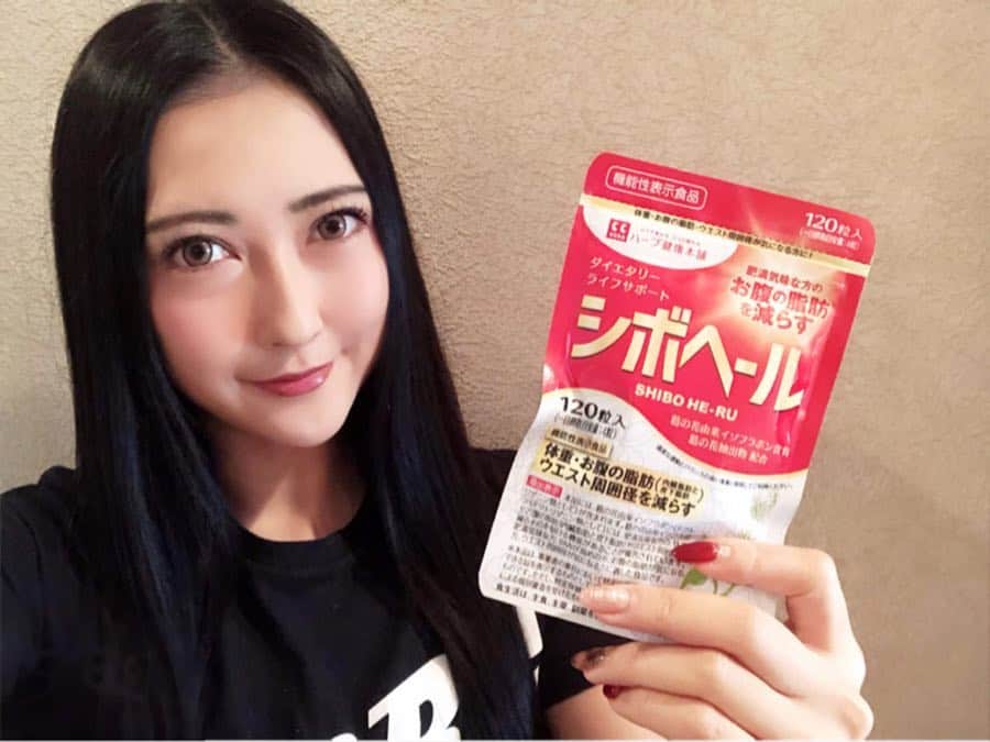 ゆりあさんのインスタグラム写真 - (ゆりあInstagram)「. . . . シボヘールってもう 名前からして笑 減るでしょうよ、腹の肉😆‼️‼️ . . . 今の私のお腹何かに似てると思ったら 肉まんだった..... . . . その肉まん腹、 平成の間に脱ぎましょうぜ( ・`д・´) . . . 小粒だから飲みやすい😭💦 海外のばっか飲んでるから デカイのはつらいもんね(*´Д`) . . . @shiboheru.n_official #シボヘール #サプリメント #サプリ #減量 #葛の花由来イソフラボンサプリ #お腹の脂肪 #脂肪減少 #くびれ #ウエスト #お腹 #贅肉 #撃退 #PR #綺麗は作れる #努力は必ず報われる . . . . 脂肪よ‼️‼️‼️ 燃えろーーーーーっ🔥🔥 . . . .」3月25日 17時33分 - yuria_life