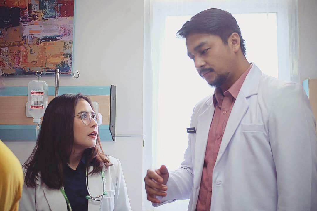 Prilly Latuconsinaさんのインスタグラム写真 - (Prilly LatuconsinaInstagram)「Kira-kira gini ekspresi Dokter Tiara pas di bilang mirip Emilia Clarke sama Dokter Ryan! HAHAHAHA #eh #itumahprilly  Dokter Cinta segera di @maxstream.tv」3月25日 17時41分 - prillylatuconsina96