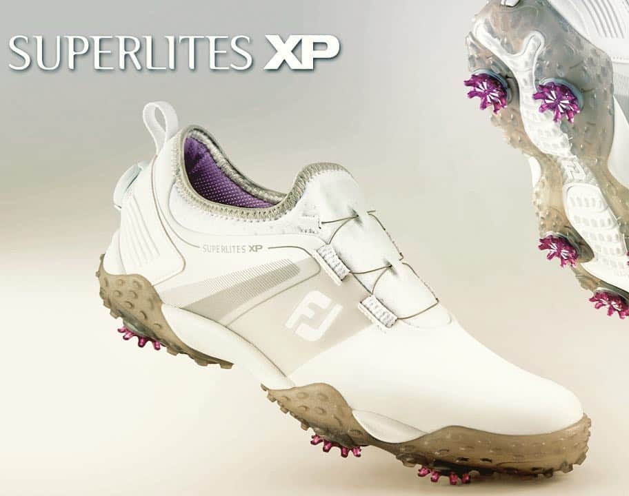 のインスタグラム：「メンズシューズ「SUPERLITES XP」が発売中！ FJの中では最も柔軟なカテゴリーに属するシューズ。  半透明ラバー素材を採用したアウトソール。 柔軟性と、薄く接地性に優れたそのグリップ力。 そして伸縮性の防水アッパーが高いフィット感を実現。  シューズに柔らかさ、軽さが、快適性が欲しい！ そんな皆様に是非履いていただきたいシューズです。  実勢価格：16,500＋税 4色展開のSUPERLITES XP、詳細はホームからアクセス！！ #footjoyjapan #fjshoes #superlites #ゴルフシューズ #柔軟性が高いゴルフシューズ」