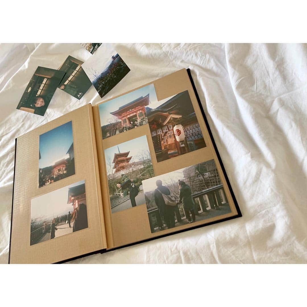 小林有里さんのインスタグラム写真 - (小林有里Instagram)「♡ 京都旅の あのインスタントカメラの中身。 . . 我が家の旅の定番にしたいと思うほど 味のある写真たち。 . この色味 この雰囲気 なつかしいなぁ♡ . . その場で確認できないって お楽しみ貯金みたいで なんかすごくいいね♡ . . こんな粋なことしてくれるホテルに、 ちょっと感動。 . フォトアルバムもついてくるのは4/7まで。 春休みの思い出にとてもおすすめです♡ . #ベッセルホテル #ベッセルホテルカンパーナ京都五条  #みんな優しい#春の思い出#姉妹旅 #hotel#kyoto#pr#familytrip#momlife」3月25日 18時03分 - lilyshandmade