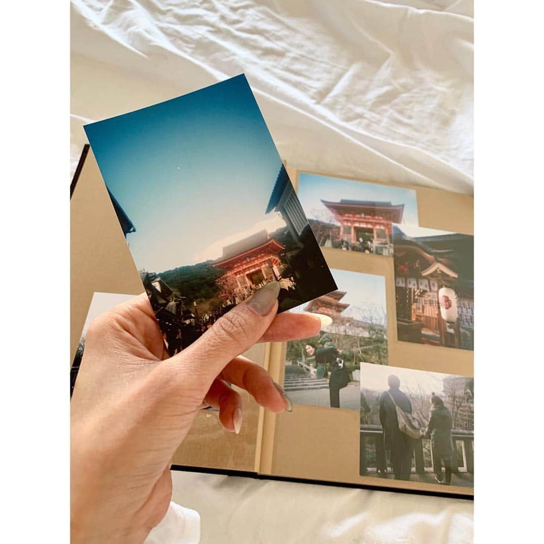 小林有里さんのインスタグラム写真 - (小林有里Instagram)「♡ 京都旅の あのインスタントカメラの中身。 . . 我が家の旅の定番にしたいと思うほど 味のある写真たち。 . この色味 この雰囲気 なつかしいなぁ♡ . . その場で確認できないって お楽しみ貯金みたいで なんかすごくいいね♡ . . こんな粋なことしてくれるホテルに、 ちょっと感動。 . フォトアルバムもついてくるのは4/7まで。 春休みの思い出にとてもおすすめです♡ . #ベッセルホテル #ベッセルホテルカンパーナ京都五条  #みんな優しい#春の思い出#姉妹旅 #hotel#kyoto#pr#familytrip#momlife」3月25日 18時03分 - lilyshandmade