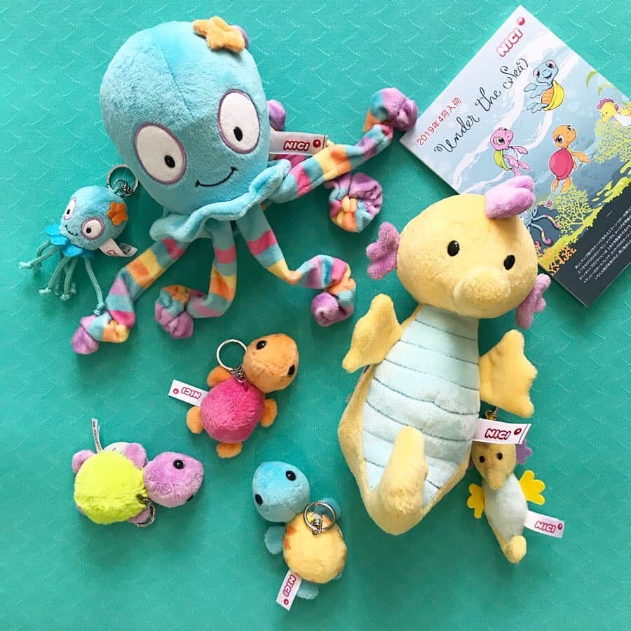 NICI JAPANさんのインスタグラム写真 - (NICI JAPANInstagram)「Vol.2 . 4月新商品の先行予約が本日 25日(月) 18時よりスタート！！ . 『Classic Bear 11』 毎年大人気！「クラシックベア」シリーズ第11弾は、大きいお兄ちゃんとかわいい妹の物語。 お兄ちゃんは、せっかく楽しく水遊びをしたいのに、妹のピンクちゃんは、水が大の苦手。 土遊びに夢中になって、真っ黒になったピンクちゃん。きれいにしてあげたいと思うけど、どうやったら水に入ってくれるかな？お兄ちゃんは考えました。すると・・・名案が！！ なかよし兄妹の、ほのぼのしたあたたかい雰囲気が、よく表現されたシリーズです。 . . 『Summer 2019 - Under the Sea』 2019年は、夏らしい海のキャラクターがたくさん集まりました！ 三つ子のウミガメのシーモン、シーラス、シーリアの甲羅は、それぞれ、平和・喜び・友情を表すきれいな色をしています。 タツノオトシゴのトランピーは、ときどき間違われるけど、れっきとしたお魚のなかまで、パープルのヒレが特徴的。 トランピーのガールフレンド、オクトパスのカーリーは、ダンスをすると、なんと足が5色のしま模様に変化します。 いろんな色があるけれど、同じ色はふたつとありません。だから、だれもが一番うつくしいのです。 . . . 【先行予約特典】 先行予約で商品をご購入いただいた方には、特典で、4月新商品のストーリー紹介カードをプレゼントいたします！（1回のご購入につき、１セット差し上げます。） . . 【先行予約受付期間】 2019年3月25日(月) 18：00 〜 2019年4月3日(水) 23：59まで 2019年4月8日(月)より順次出荷開始予定 . . 公式オンラインストア「アントレスクエア」からお買い求め頂けます。@entresquare . . #NICI #ニキ #ドイツ #ぬいぐるみ #先行予約 #新商品 #クラシックベア #ベア #クマ #ダック #アヒル #プール #サマー #タツノオトシゴ #タコ #カメ#entresquare @entresquare」3月25日 17時51分 - nici_japan