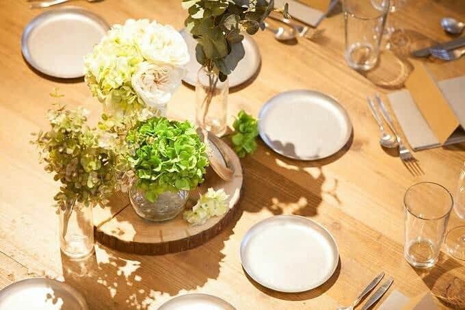 BARN&FOREST148さんのインスタグラム写真 - (BARN&FOREST148Instagram)「. こちらはグリーンと白を 会場の雰囲気もパッと明るくなります BARNの木のぬくもり感じられる アイテムとも相性抜群です！ . . おとずれる人が幸せで笑顔になれる場所がある @barn_and_forest148  HPもしくはお電話にて お気軽にお問い合わせください♬*゜ . #barnandforest148 #148cafe #barn #148花嫁 #バーンアンドフォレスト #バーンアンドフォレスト148 #レストランウェディング #流山 #流山おおたかの森 #千葉花嫁 #結婚式写真 #結婚式場 #結婚式レポ #プレ花嫁 #卒花嫁 #緑のある結婚式場 #ガーデンのある結婚式場 #日本中のプレ花嫁さんと繋がりたい #全国のプレ花嫁さんと繋がりたい  #こだわりのウェディング #自然  #2019春婚 #2019夏婚 #2019秋婚」3月25日 18時02分 - barn_and_forest148