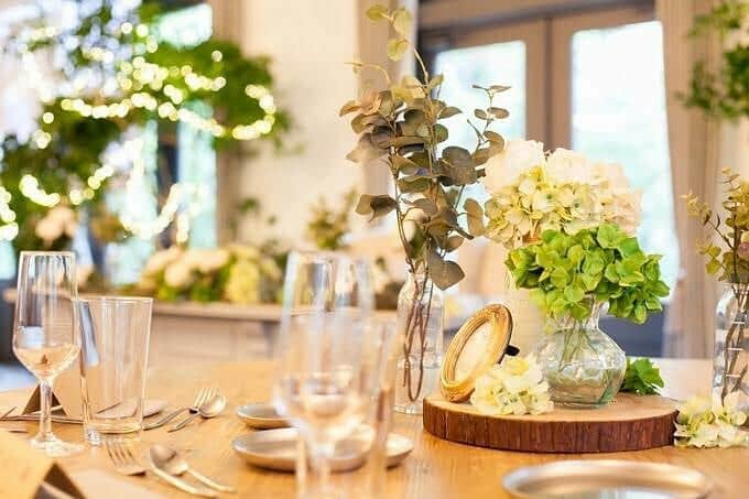 BARN&FOREST148さんのインスタグラム写真 - (BARN&FOREST148Instagram)「. こちらはグリーンと白を 会場の雰囲気もパッと明るくなります BARNの木のぬくもり感じられる アイテムとも相性抜群です！ . . おとずれる人が幸せで笑顔になれる場所がある @barn_and_forest148  HPもしくはお電話にて お気軽にお問い合わせください♬*゜ . #barnandforest148 #148cafe #barn #148花嫁 #バーンアンドフォレスト #バーンアンドフォレスト148 #レストランウェディング #流山 #流山おおたかの森 #千葉花嫁 #結婚式写真 #結婚式場 #結婚式レポ #プレ花嫁 #卒花嫁 #緑のある結婚式場 #ガーデンのある結婚式場 #日本中のプレ花嫁さんと繋がりたい #全国のプレ花嫁さんと繋がりたい  #こだわりのウェディング #自然  #2019春婚 #2019夏婚 #2019秋婚」3月25日 18時02分 - barn_and_forest148