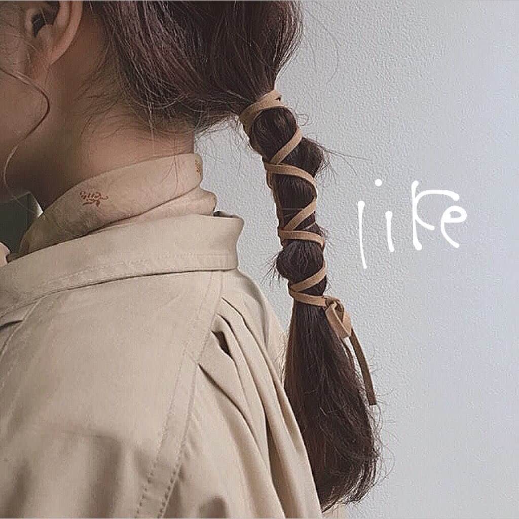 RiLiさんのインスタグラム写真 - (RiLiInstagram)「らくちんアレンジでワンランク上へ🦢♥ ..... 編みおろしアレンジや、たまねぎヘアが今とっても人気だよね💖いっけん、難しそうに見えて実はらくちんなアレンジはまだまだあるよ〰 今回紹介するのは、【紐ヘアアレンジ】🍐なんだそれ💭って思うかもしれないけど、すっごく簡単なアレンジなんだよ✨やり方は、ポニーテールに紐を交差させながら巻き付けて、髪を程よくほぐすだけ！ たまねぎヘアや、くるりんぱしたポニーテールに紐を巻き付けてもできるよ👍とっても簡単だよね🐣みんなも【紐ヘアアレンジ】まねしてみてね〜📣 ❣ ❣ ❣ ❣ ❣ サイトやSNSで掲載させていただくお写真募集中😘📸 かわいいコーデやアイテム、注目スポットなどが撮れたら、ハッシュタグ→#rili_tokyo  を付けて投稿❗ ． Special Thanks💋 Photo by @smileeeey____gram  @tarapiyochan @s.hattori25 @mina___0707 @_naaase_j @a_313kn_ @riepi__ @noguchi_saaya ． #春 #春コーデ #ヘアアレンジ #紐ヘアアレンジ #ヘア #編込みヘア #ボブ #ボブヘア #ボブアレンジ  #ワントーンコーデ #ニットセットアップ#デニム #ジャケット #シンプルコーデ  #カジュアルコーデ #ガーリーコーデ #置き画 #置き画くら部 #今日のコーデ #コーデ #コーディネート #RiLi  #おしゃれさんと繋がりたい #お洒落さんと繋がりたい #ファッション #패션스타그램 #ootd #outfit」3月25日 18時00分 - rili.tokyo