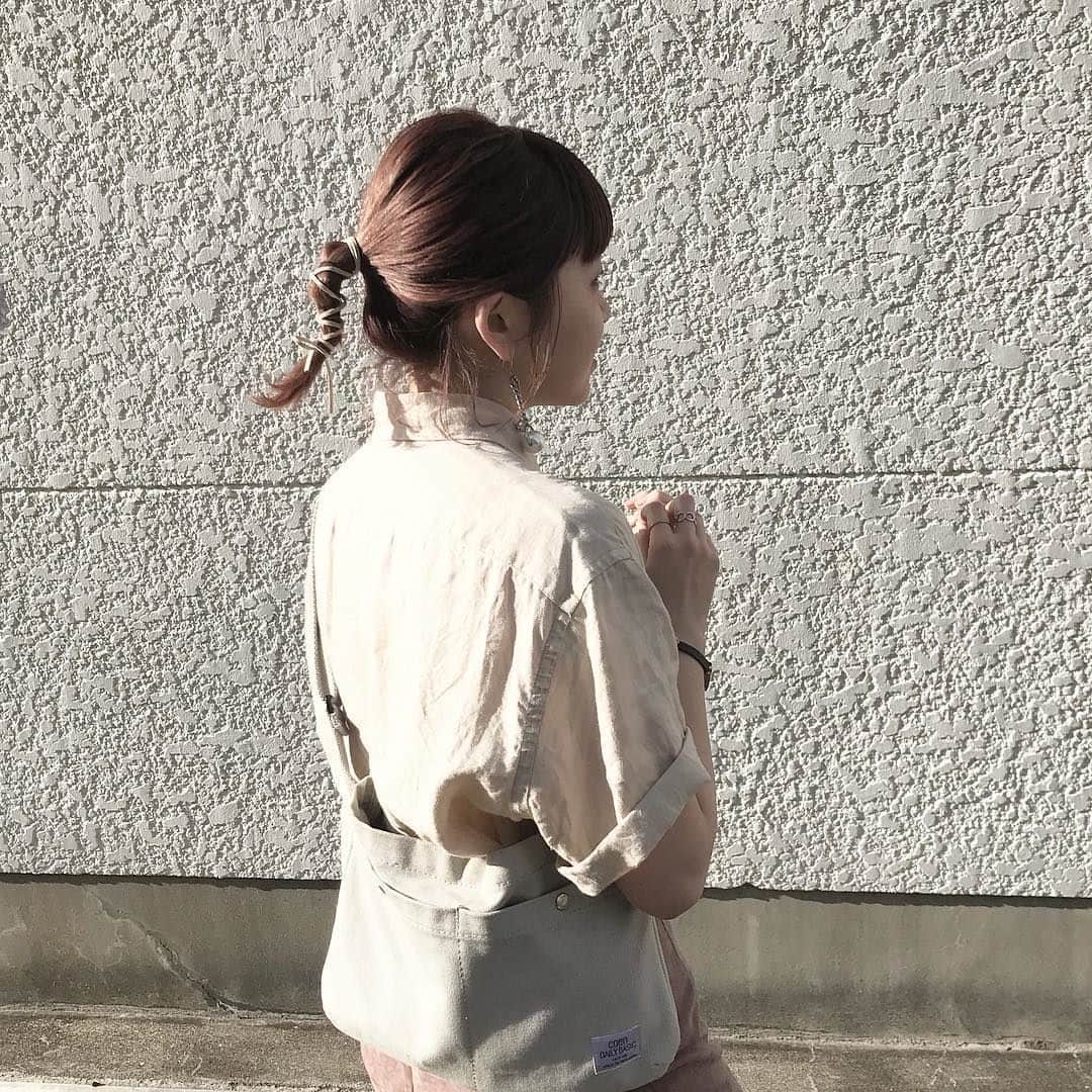 RiLiさんのインスタグラム写真 - (RiLiInstagram)「らくちんアレンジでワンランク上へ🦢♥ ..... 編みおろしアレンジや、たまねぎヘアが今とっても人気だよね💖いっけん、難しそうに見えて実はらくちんなアレンジはまだまだあるよ〰 今回紹介するのは、【紐ヘアアレンジ】🍐なんだそれ💭って思うかもしれないけど、すっごく簡単なアレンジなんだよ✨やり方は、ポニーテールに紐を交差させながら巻き付けて、髪を程よくほぐすだけ！ たまねぎヘアや、くるりんぱしたポニーテールに紐を巻き付けてもできるよ👍とっても簡単だよね🐣みんなも【紐ヘアアレンジ】まねしてみてね〜📣 ❣ ❣ ❣ ❣ ❣ サイトやSNSで掲載させていただくお写真募集中😘📸 かわいいコーデやアイテム、注目スポットなどが撮れたら、ハッシュタグ→#rili_tokyo  を付けて投稿❗ ． Special Thanks💋 Photo by @smileeeey____gram  @tarapiyochan @s.hattori25 @mina___0707 @_naaase_j @a_313kn_ @riepi__ @noguchi_saaya ． #春 #春コーデ #ヘアアレンジ #紐ヘアアレンジ #ヘア #編込みヘア #ボブ #ボブヘア #ボブアレンジ  #ワントーンコーデ #ニットセットアップ#デニム #ジャケット #シンプルコーデ  #カジュアルコーデ #ガーリーコーデ #置き画 #置き画くら部 #今日のコーデ #コーデ #コーディネート #RiLi  #おしゃれさんと繋がりたい #お洒落さんと繋がりたい #ファッション #패션스타그램 #ootd #outfit」3月25日 18時00分 - rili.tokyo