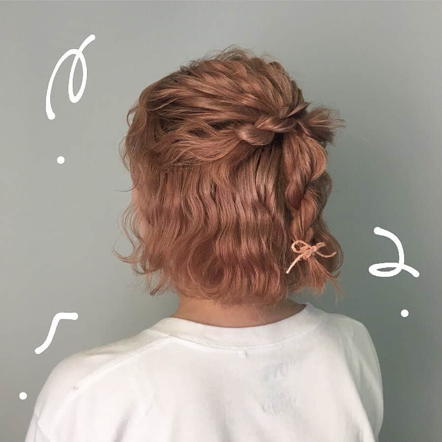 RiLiさんのインスタグラム写真 - (RiLiInstagram)「らくちんアレンジでワンランク上へ🦢♥ ..... 編みおろしアレンジや、たまねぎヘアが今とっても人気だよね💖いっけん、難しそうに見えて実はらくちんなアレンジはまだまだあるよ〰 今回紹介するのは、【紐ヘアアレンジ】🍐なんだそれ💭って思うかもしれないけど、すっごく簡単なアレンジなんだよ✨やり方は、ポニーテールに紐を交差させながら巻き付けて、髪を程よくほぐすだけ！ たまねぎヘアや、くるりんぱしたポニーテールに紐を巻き付けてもできるよ👍とっても簡単だよね🐣みんなも【紐ヘアアレンジ】まねしてみてね〜📣 ❣ ❣ ❣ ❣ ❣ サイトやSNSで掲載させていただくお写真募集中😘📸 かわいいコーデやアイテム、注目スポットなどが撮れたら、ハッシュタグ→#rili_tokyo  を付けて投稿❗ ． Special Thanks💋 Photo by @smileeeey____gram  @tarapiyochan @s.hattori25 @mina___0707 @_naaase_j @a_313kn_ @riepi__ @noguchi_saaya ． #春 #春コーデ #ヘアアレンジ #紐ヘアアレンジ #ヘア #編込みヘア #ボブ #ボブヘア #ボブアレンジ  #ワントーンコーデ #ニットセットアップ#デニム #ジャケット #シンプルコーデ  #カジュアルコーデ #ガーリーコーデ #置き画 #置き画くら部 #今日のコーデ #コーデ #コーディネート #RiLi  #おしゃれさんと繋がりたい #お洒落さんと繋がりたい #ファッション #패션스타그램 #ootd #outfit」3月25日 18時00分 - rili.tokyo