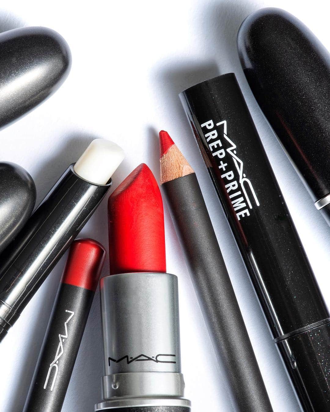 M∙A∙C Cosmetics Japanのインスタグラム：「⠀ #2019年メイク 日本人のための、日本限定の赤リップ [リップスティック] ルビー ウー トーキョー ⠀ DESIGN: M·A·C ARTIST RINO KASAI @macpro_tokyo @rino416 PHOTO: @takaki_iwata ⠀ ⠀ ⠀ ⠀ ⠀ ⠀ #MACCosmeticsJapan #MACコスメ #MACCosmetics #MACArtistChallenge #MyArtistCommunityJP #MAC #コスメ #メイク #MACリップ #リップメイク #リップスティック #RubyWooTokyo」