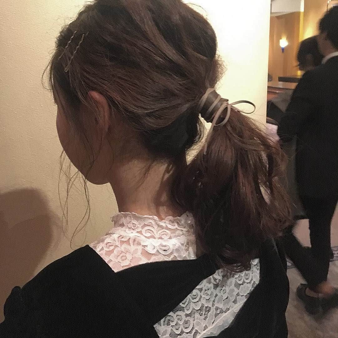 RiLiさんのインスタグラム写真 - (RiLiInstagram)「らくちんアレンジでワンランク上へ🦢♥ ..... 編みおろしアレンジや、たまねぎヘアが今とっても人気だよね💖いっけん、難しそうに見えて実はらくちんなアレンジはまだまだあるよ〰 今回紹介するのは、【紐ヘアアレンジ】🍐なんだそれ💭って思うかもしれないけど、すっごく簡単なアレンジなんだよ✨やり方は、ポニーテールに紐を交差させながら巻き付けて、髪を程よくほぐすだけ！ たまねぎヘアや、くるりんぱしたポニーテールに紐を巻き付けてもできるよ👍とっても簡単だよね🐣みんなも【紐ヘアアレンジ】まねしてみてね〜📣 ❣ ❣ ❣ ❣ ❣ サイトやSNSで掲載させていただくお写真募集中😘📸 かわいいコーデやアイテム、注目スポットなどが撮れたら、ハッシュタグ→#rili_tokyo  を付けて投稿❗ ． Special Thanks💋 Photo by @smileeeey____gram  @tarapiyochan @s.hattori25 @mina___0707 @_naaase_j @a_313kn_ @riepi__ @noguchi_saaya ． #春 #春コーデ #ヘアアレンジ #紐ヘアアレンジ #ヘア #編込みヘア #ボブ #ボブヘア #ボブアレンジ  #ワントーンコーデ #ニットセットアップ#デニム #ジャケット #シンプルコーデ  #カジュアルコーデ #ガーリーコーデ #置き画 #置き画くら部 #今日のコーデ #コーデ #コーディネート #RiLi  #おしゃれさんと繋がりたい #お洒落さんと繋がりたい #ファッション #패션스타그램 #ootd #outfit」3月25日 18時00分 - rili.tokyo