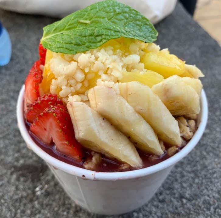 アメリカ大使館さんのインスタグラム写真 - (アメリカ大使館Instagram)「日本でも大人気になったアサイーボールの発祥はブラジルのデザートだったそうですが、ハワイに渡りシリアルや果物と一緒に食べるヘルシー朝ご飯として人気になったと言われています🥣 フルーツたっぷり🥭🍓🍌 ビタミン満点💯の朝ごはんを食べて1日をスタートしたら元気になりそう😁 . #us #usa #america #breakfast #fruit #healthy #instafoodie #vitamins #fresh #studyabroad #vacation #travel #アメリカ #留学 #朝食 #果物 #健康 #いちご #ハワイアン #hawaii #beach #outdoors #ビタミン #exercise #散歩 #エクササイズ #朝ごはん #いただきます #テイクアウト #togo」3月25日 17時54分 - usembassytokyo