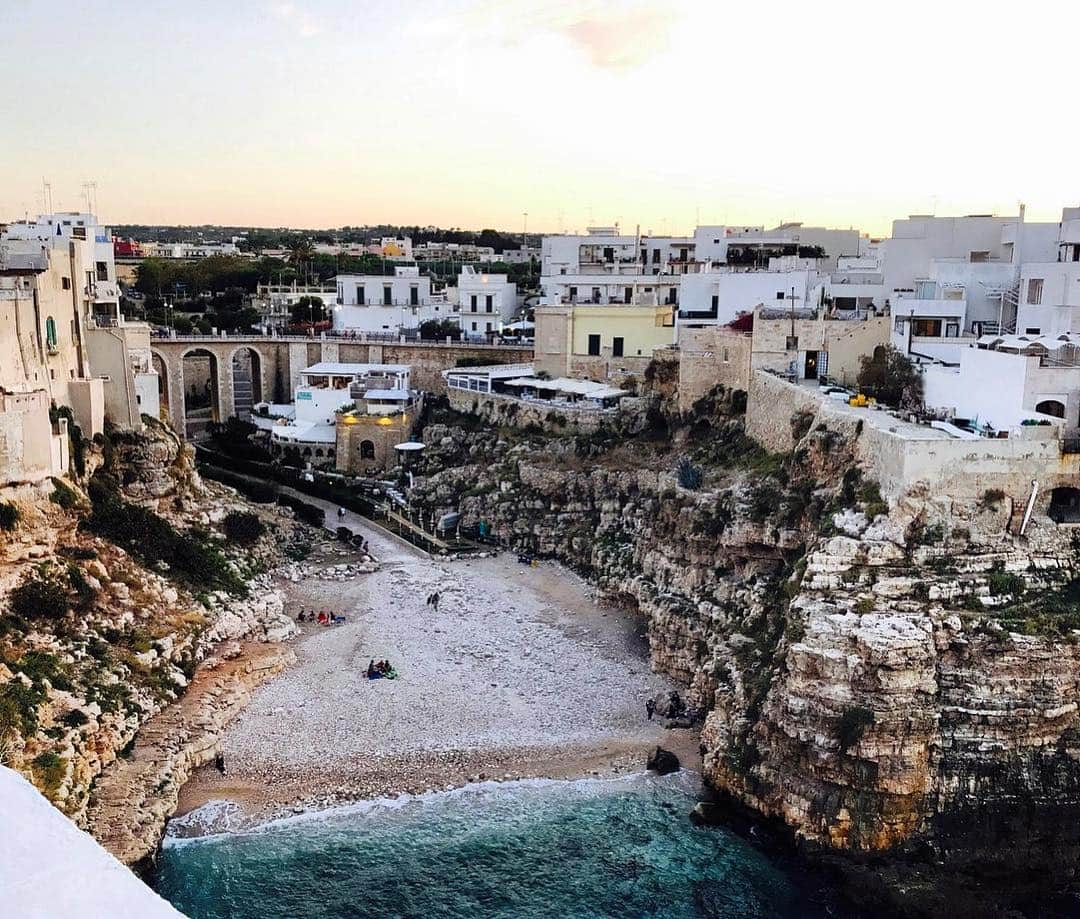 Vogue Parisさんのインスタグラム写真 - (Vogue ParisInstagram)「From the Amalfi coast to Apulia via Sicily and the island of Ponza, we've found the 11 most incredible beaches in Italy to inspire you summer plans, on Vogue.fr today. Pictured: Polignano A Mare beach in Apulia #Italy #Beach #Summer」3月25日 17時56分 - voguefrance