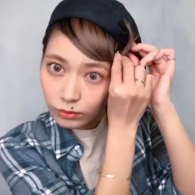 のインスタグラム：「✔style by @album_natsumi 【 #ALBUM動画_スタイリング_セルフ】 ↑別パターンはこちら↑ . cut + color ¥3,500~ double color ¥8,000~ treatment ¥2,000~ etc... ※店舗により料金が異なります。 . . 長〜い前髪の方必見！ くるっと簡単収納テク✨ . . 前髪は長いと便利なこともありますが 仕事中はすっきりしたいので 最近はこのスタイルです！ . 後ろからガバっとわけとって くるっとねじって先っちょを帽子に入れます！ . ショートの方はもみあげ少しだすのが ポイントです☺︎ . ベレー帽は前髪側に斜めにかぶると つんつるてん感でないです！ . . 是非お試しください！ . . こちらのスタイルは 渋谷店の柴田 夏実（ @album_natsumi ） が担当いたしました！ . 何かご不明点がございましたら お気軽にコメントください。 . 担当スタイリストからも コメントいたします！ . ALBUM（ @album_hair ） . . 【お問い合わせ先】 ALBUM OFFICE TEL / ‪03-6712-5547‬ FAX / ‪03-6712-5548‬ MAIL / info@album-hair.com . . . #ショート #ショートヘア #美容室 #美容院 #ヘアスタイル #ヘアセット #スタイリング #セット #カラー #ハイライト #ブリーチ #ハイライトカラー #ヘアアレンジ #アレンジ #セルフアレンジ #前髪 #髮型 #髮型師 #髮型設計#攝影 #染髮 #发型 #護髮 #日系髮型#ทรงผม #헤어 #염색 #단발머리 #haircolor」