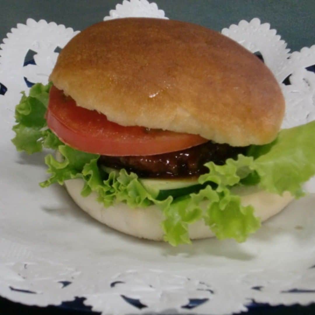 福島県さんのインスタグラム写真 - (福島県Instagram)「味わって！ベジメルバーガー 肉のようなしっかりした食感の西会津町特産品「焼麩」と、町特産品の「ミネラル野菜」を西会津産コシヒカリの米粉もちもちバンズで挟んだヘルシーバーガーです。道の駅にしあいづで購入できます。ぜひご賞味ください。」3月25日 18時00分 - realize_fukushima