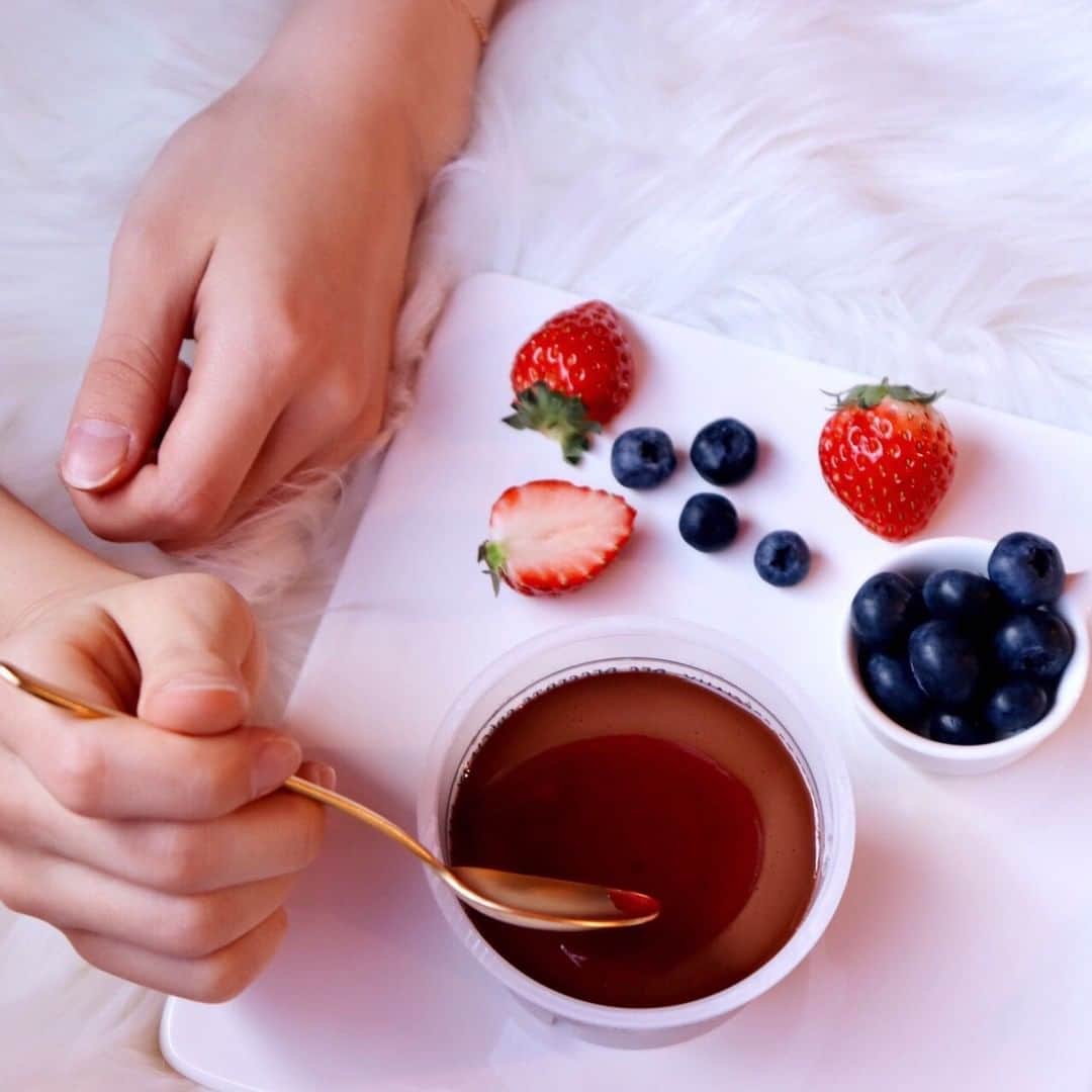 トーラク株式会社のインスタグラム：「.⁣ ショコラプリンの⁣ ソースは甘酸っぱいベリー味🍓⁣ .⁣ ◉神戸シェフクラブ　ショコラ・ショコラ⁣ 180円(税別)⁣ 3種のべリー(ラズベリー・ストロベリー・ブルーベリー)が⁣ 絶妙に調和した、甘酸っぱい特製フルーツソースを食べる直前にかけていただくことで、まるでショコラティエの創作チョコレートのような華やかな風味が楽しめます✨⁣ .⁣ #トーラク #TORAKU #神戸プリン #プリン #プリン好き #プリンマニア #コンビニスイーツ #コンビニ #スイーツ #スイーツ好き #おやつ #おやつの時間 #おやつタイム #ブツ撮り #置き画 #置き画くら部 #チョコレート #チョコ #チョコ好き #カカオ #ベリー＃ベリーソース #おうちカフェ #チョコプリン⁣」