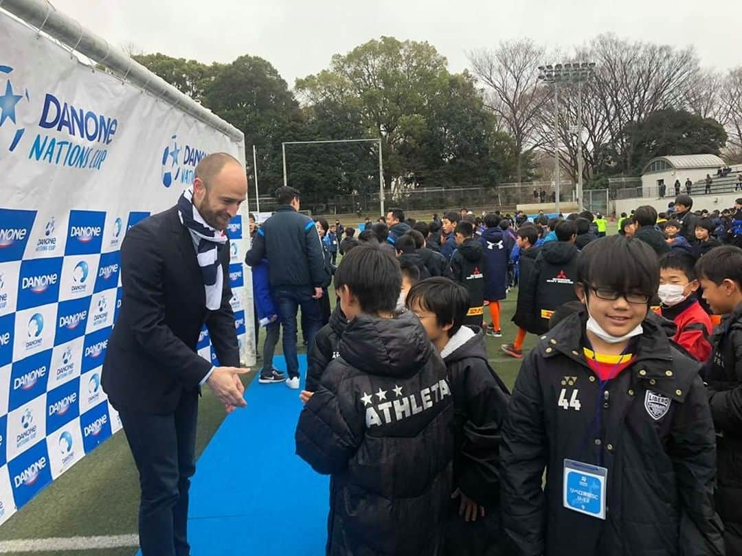 フランス大使館さんのインスタグラム写真 - (フランス大使館Instagram)「サミュエル・デュクロケ スポーツ・オリンピック担当アタシェが、3月23～24日、ダノンネーションズカップ2019 in JAPANを観戦しました。男子はヴァンフォーレ甲府U-12、女子は千葉中央FC U12 ガールズが10月にスペインで開催される決勝に進みます。おめでとうございます👏🎊 🇫🇷🇯🇵❤️⚽️🏆 L’attaché olympique de l’ambassade, Samuel Ducroquet, a assisté à la Danone Nations Cup 2019 les 23 et 24 mars au #Japon. Deux équipes u-12, Ventforet Kofu (garçons) et Chiba Chuo Girls FC, participeront à la finale en Espagne en octobre. Félicitations 👏🎊 à tous ! 🇫🇷🇯🇵❤️⚽️🏆」3月25日 18時00分 - ambafrancejp