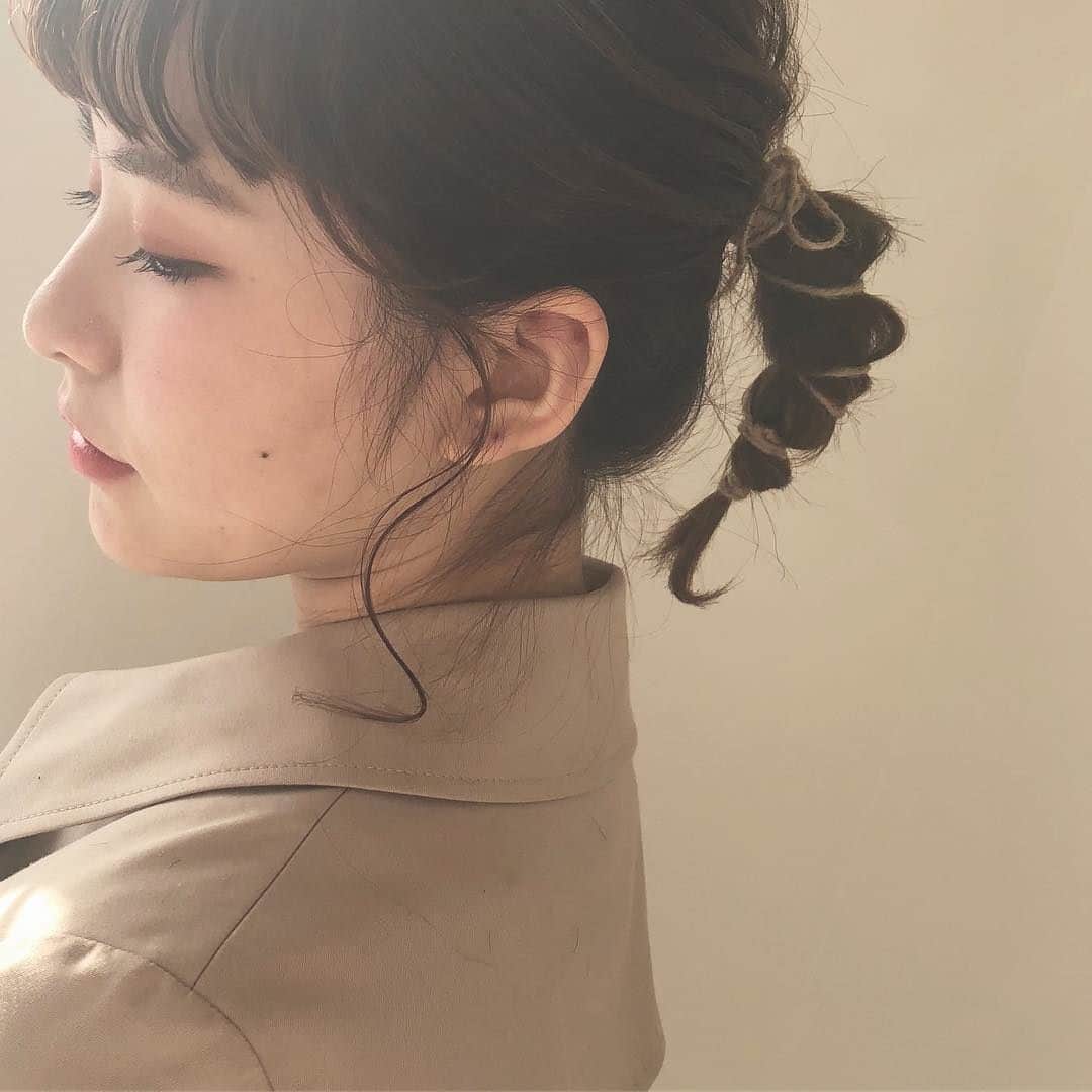 RiLiさんのインスタグラム写真 - (RiLiInstagram)「らくちんアレンジでワンランク上へ🦢♥ ..... 編みおろしアレンジや、たまねぎヘアが今とっても人気だよね💖いっけん、難しそうに見えて実はらくちんなアレンジはまだまだあるよ〰 今回紹介するのは、【紐ヘアアレンジ】🍐なんだそれ💭って思うかもしれないけど、すっごく簡単なアレンジなんだよ✨やり方は、ポニーテールに紐を交差させながら巻き付けて、髪を程よくほぐすだけ！ たまねぎヘアや、くるりんぱしたポニーテールに紐を巻き付けてもできるよ👍とっても簡単だよね🐣みんなも【紐ヘアアレンジ】まねしてみてね〜📣 ❣ ❣ ❣ ❣ ❣ サイトやSNSで掲載させていただくお写真募集中😘📸 かわいいコーデやアイテム、注目スポットなどが撮れたら、ハッシュタグ→#rili_tokyo  を付けて投稿❗ ． Special Thanks💋 Photo by @smileeeey____gram  @tarapiyochan @s.hattori25 @mina___0707 @_naaase_j @a_313kn_ @riepi__ @noguchi_saaya ． #春 #春コーデ #ヘアアレンジ #紐ヘアアレンジ #ヘア #編込みヘア #ボブ #ボブヘア #ボブアレンジ  #ワントーンコーデ #ニットセットアップ#デニム #ジャケット #シンプルコーデ  #カジュアルコーデ #ガーリーコーデ #置き画 #置き画くら部 #今日のコーデ #コーデ #コーディネート #RiLi  #おしゃれさんと繋がりたい #お洒落さんと繋がりたい #ファッション #패션스타그램 #ootd #outfit」3月25日 18時00分 - rili.tokyo
