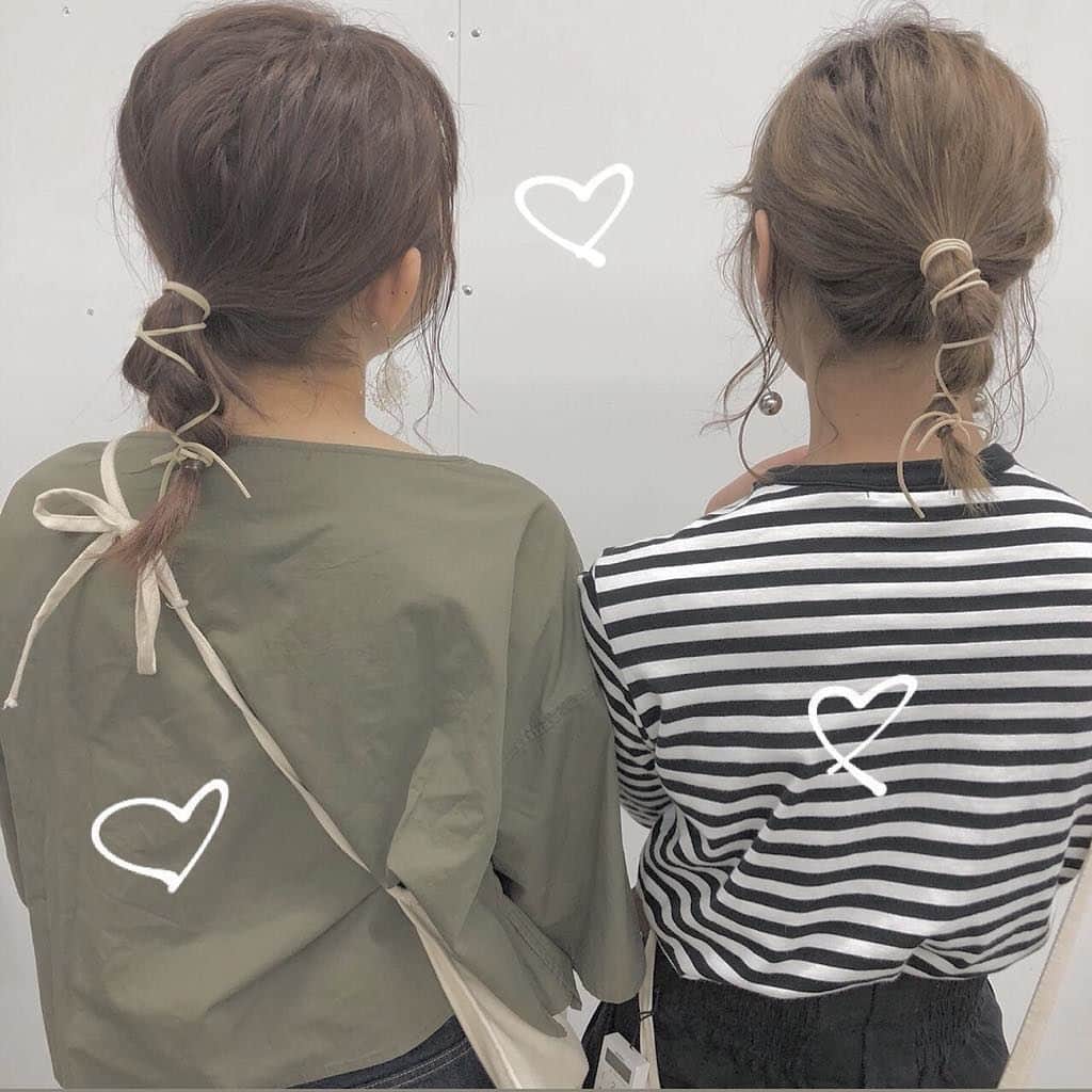 RiLiさんのインスタグラム写真 - (RiLiInstagram)「らくちんアレンジでワンランク上へ🦢♥ ..... 編みおろしアレンジや、たまねぎヘアが今とっても人気だよね💖いっけん、難しそうに見えて実はらくちんなアレンジはまだまだあるよ〰 今回紹介するのは、【紐ヘアアレンジ】🍐なんだそれ💭って思うかもしれないけど、すっごく簡単なアレンジなんだよ✨やり方は、ポニーテールに紐を交差させながら巻き付けて、髪を程よくほぐすだけ！ たまねぎヘアや、くるりんぱしたポニーテールに紐を巻き付けてもできるよ👍とっても簡単だよね🐣みんなも【紐ヘアアレンジ】まねしてみてね〜📣 ❣ ❣ ❣ ❣ ❣ サイトやSNSで掲載させていただくお写真募集中😘📸 かわいいコーデやアイテム、注目スポットなどが撮れたら、ハッシュタグ→#rili_tokyo  を付けて投稿❗ ． Special Thanks💋 Photo by @smileeeey____gram  @tarapiyochan @s.hattori25 @mina___0707 @_naaase_j @a_313kn_ @riepi__ @noguchi_saaya ． #春 #春コーデ #ヘアアレンジ #紐ヘアアレンジ #ヘア #編込みヘア #ボブ #ボブヘア #ボブアレンジ  #ワントーンコーデ #ニットセットアップ#デニム #ジャケット #シンプルコーデ  #カジュアルコーデ #ガーリーコーデ #置き画 #置き画くら部 #今日のコーデ #コーデ #コーディネート #RiLi  #おしゃれさんと繋がりたい #お洒落さんと繋がりたい #ファッション #패션스타그램 #ootd #outfit」3月25日 18時00分 - rili.tokyo